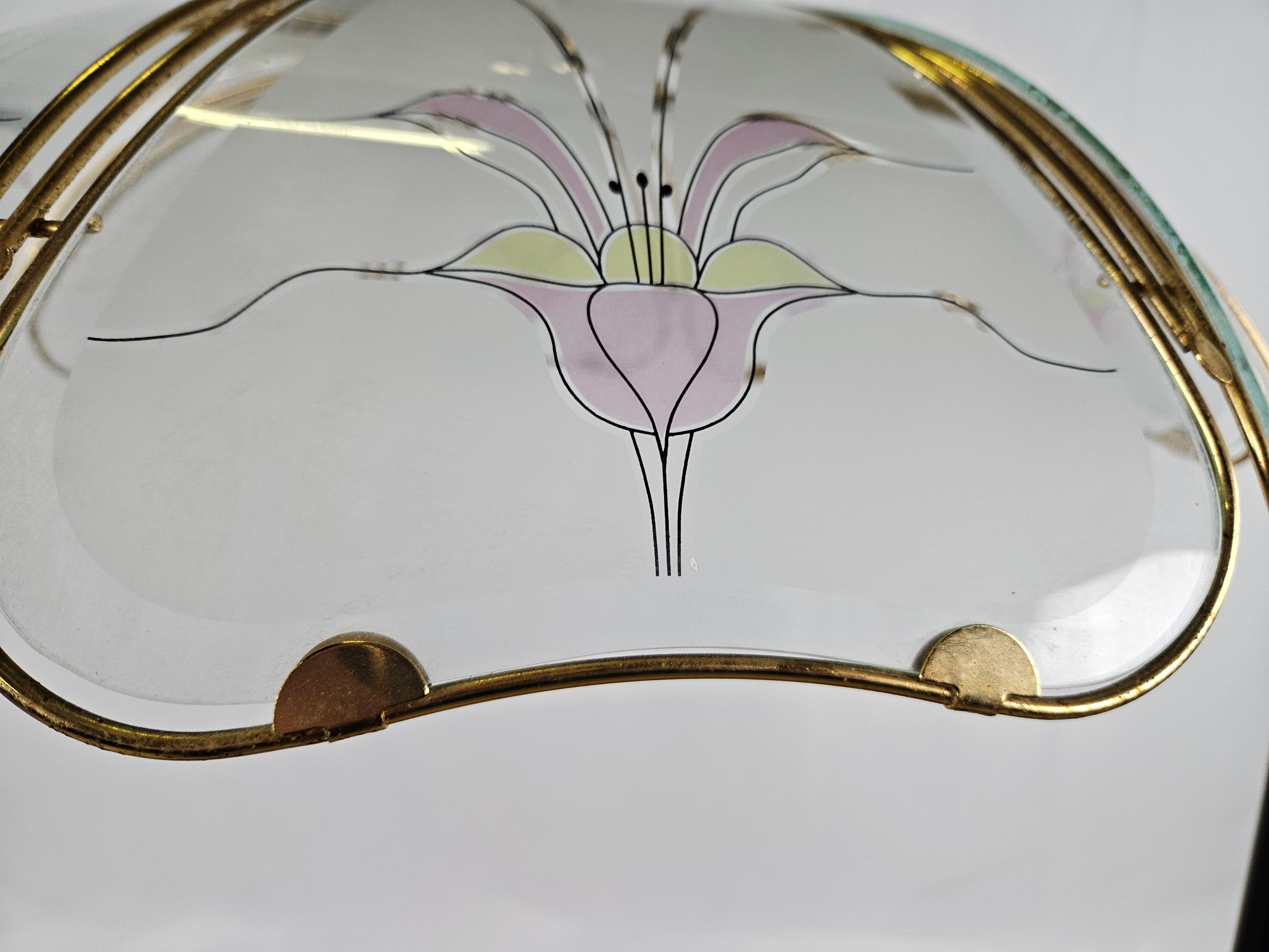 Grand lustre en laiton et verre dépoli à décor floral 20e siècle en vente 1