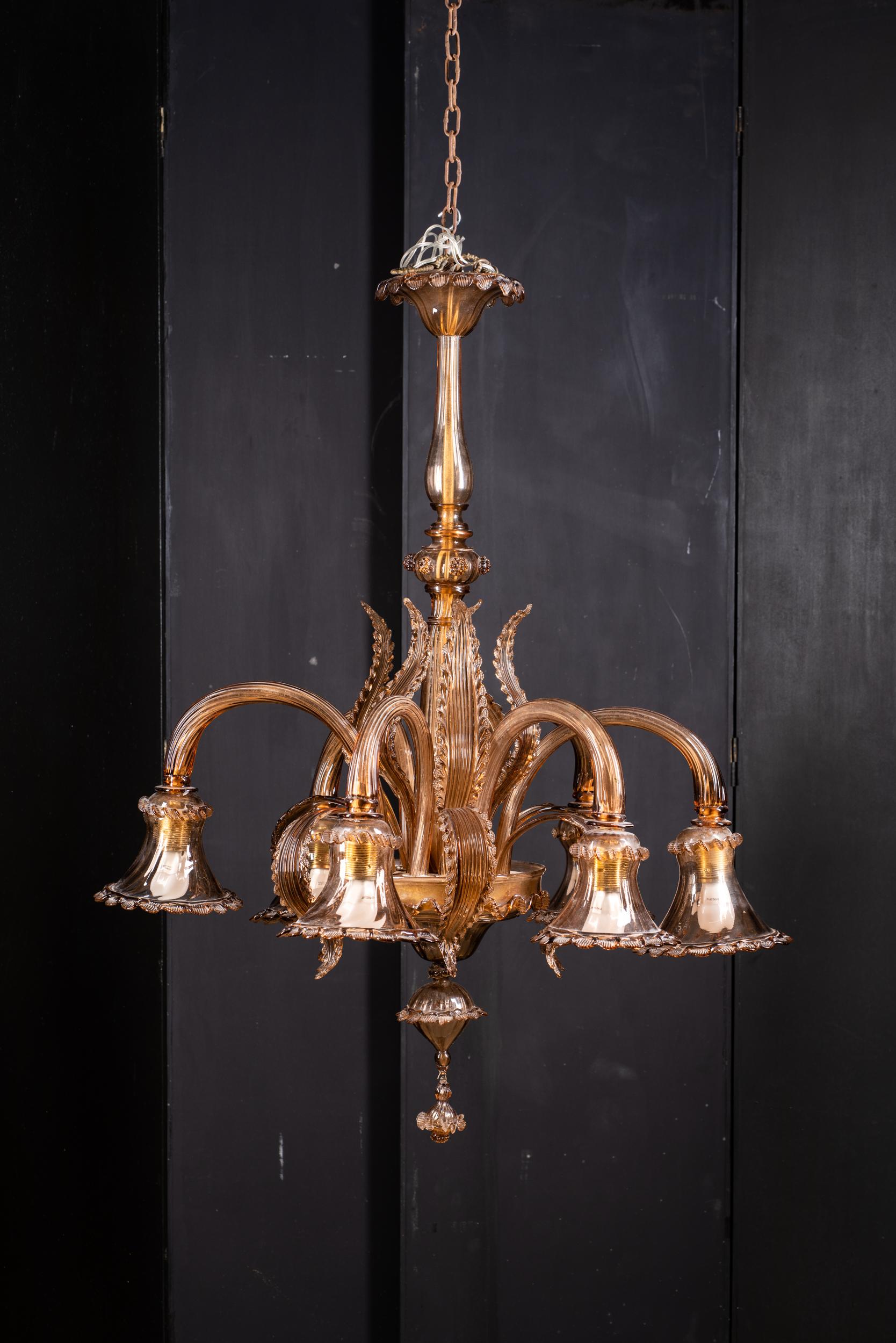 Important six-arm chandelier finely worked in Murano glass, with acanthus leaf motifs and arms with striped canes
Murano (Venice) glass colored with shades from purple/pink to burnt earth brown
The chandelier is in excellent condition, the wiring