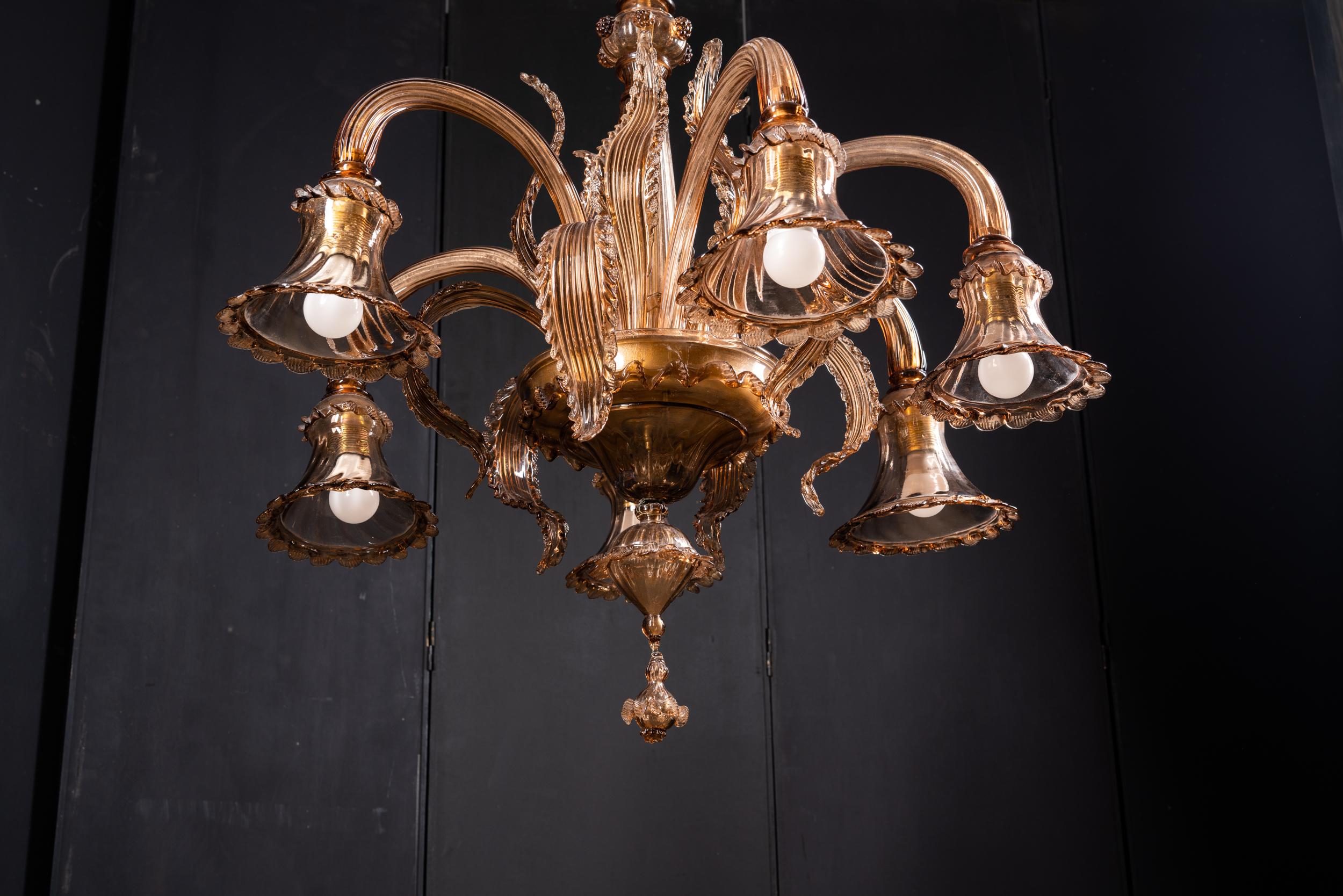 Large Murano glass chandelier decorated with leaves In Good Condition For Sale In Santa Margherita Ligure, IT