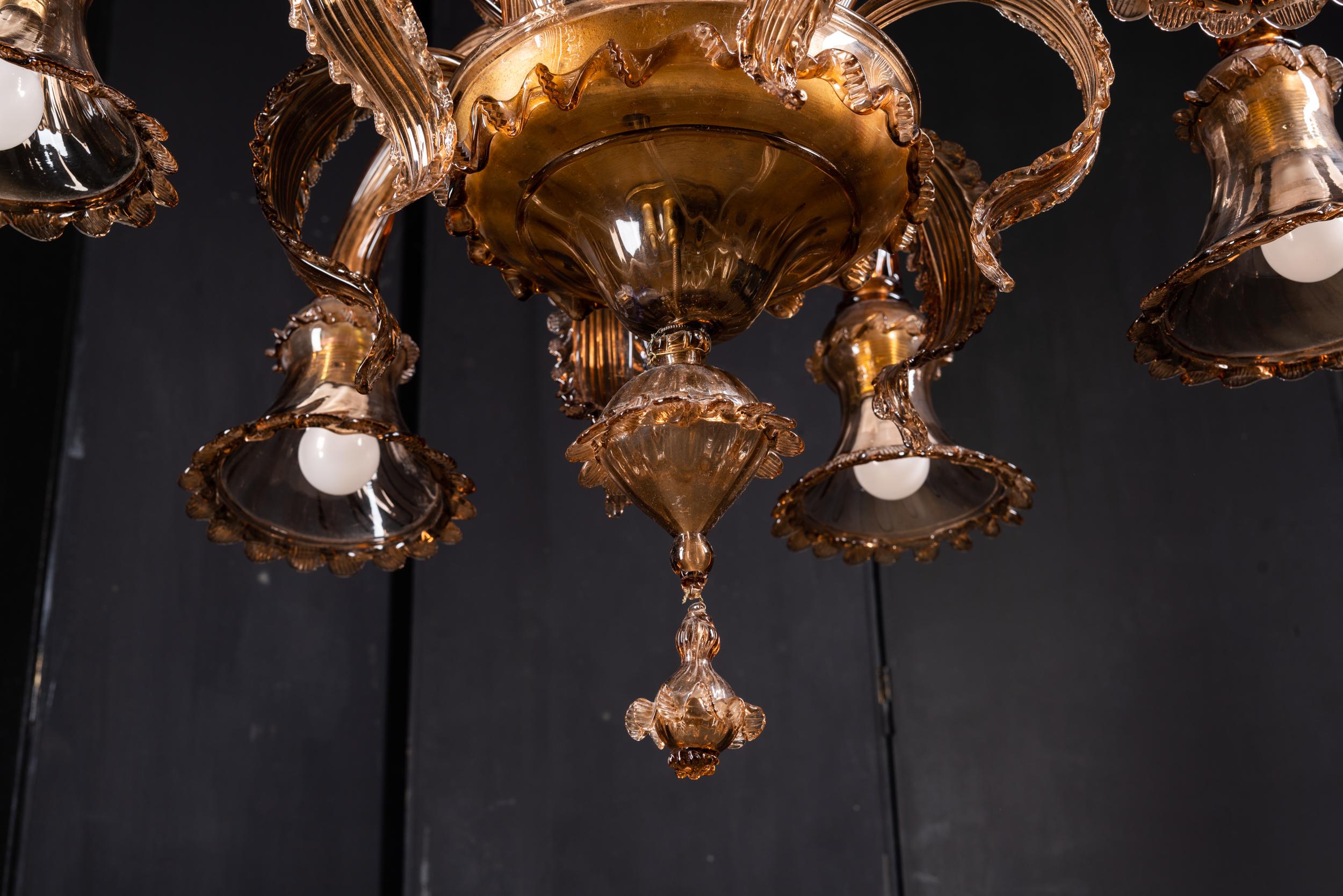 Murano Glass Large Murano glass chandelier decorated with leaves For Sale