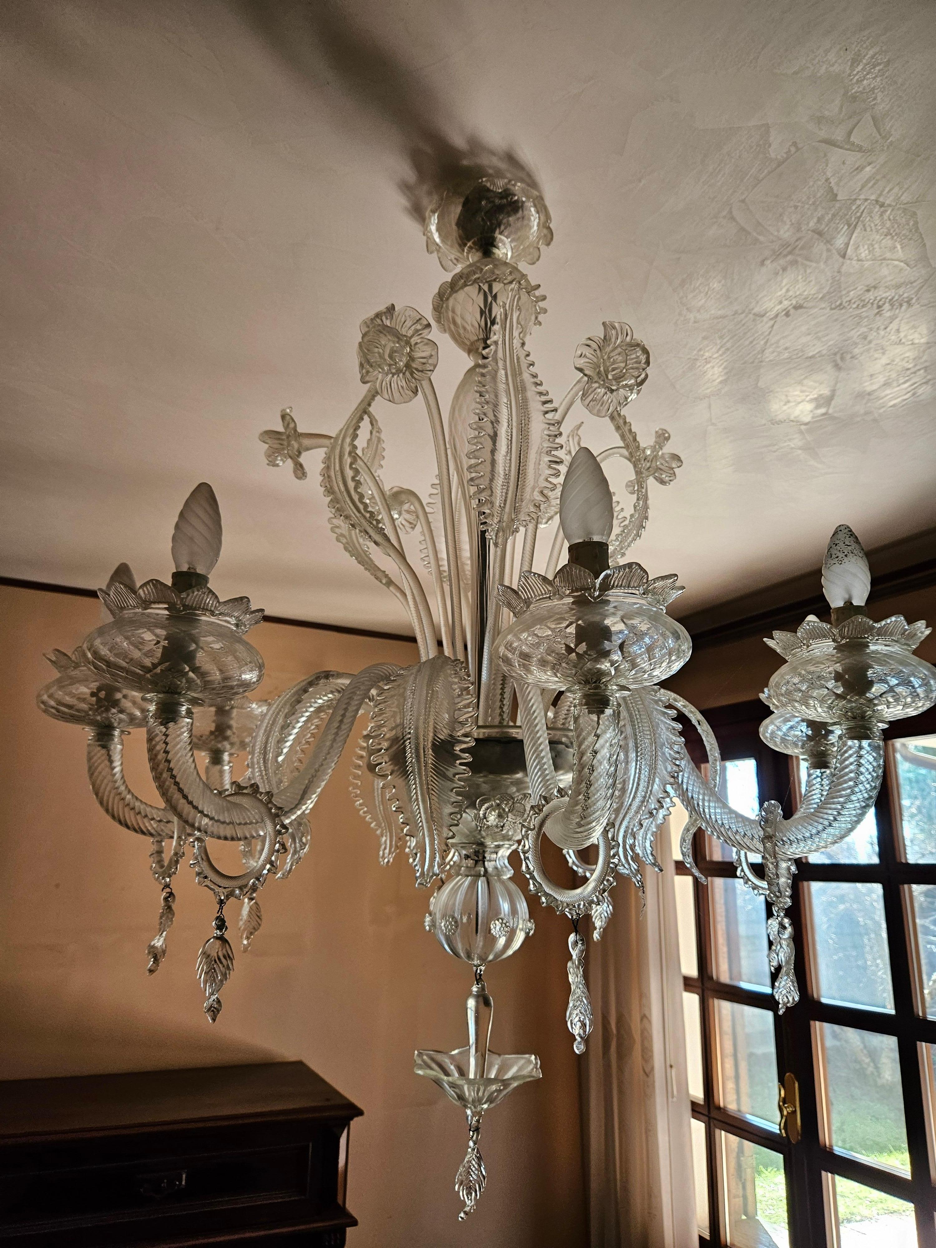 Mid-Century Modern Large Venetian Murano glass chandelier with leaves and flowers and 8 light points For Sale