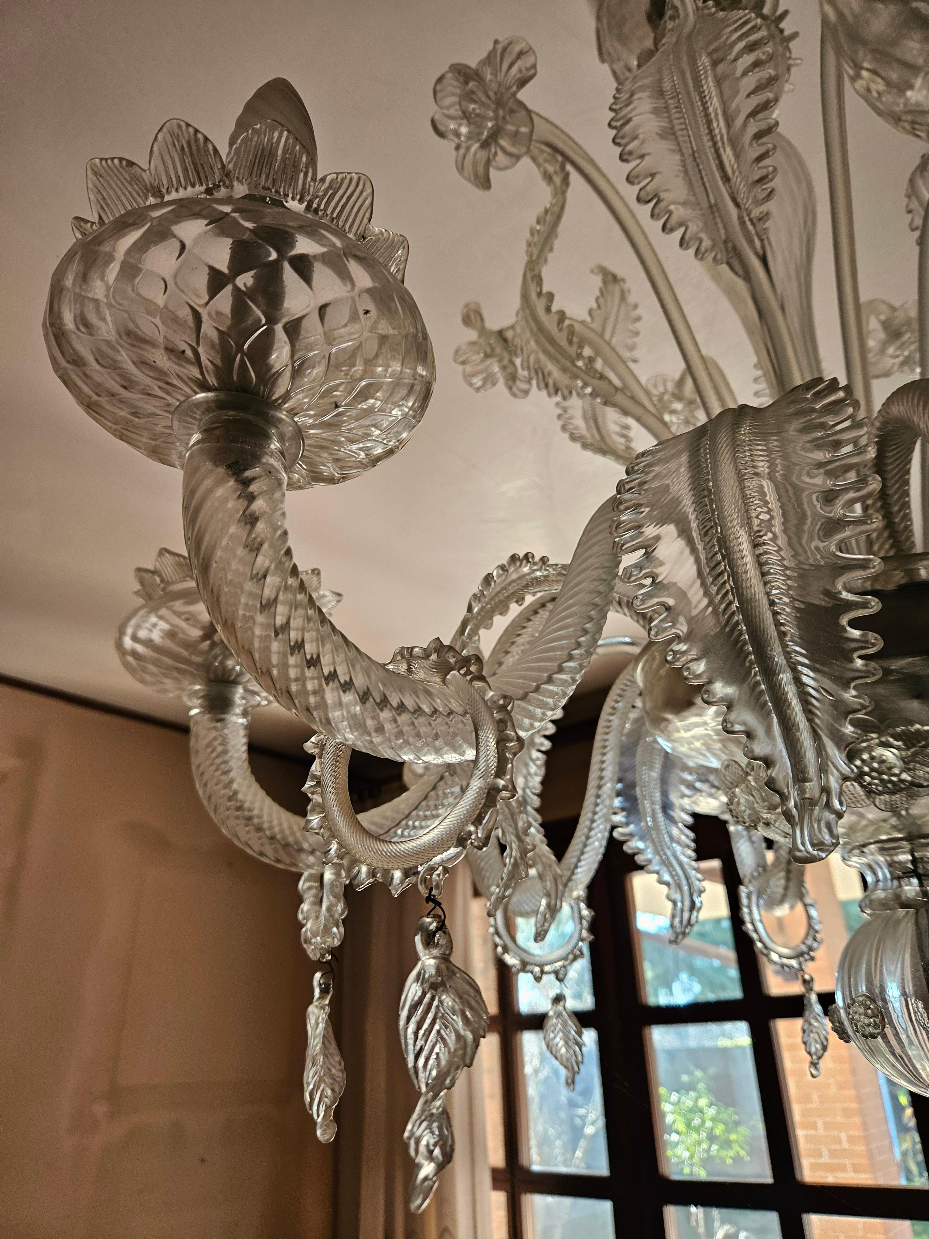 Italian Large Venetian Murano glass chandelier with leaves and flowers and 8 light points For Sale