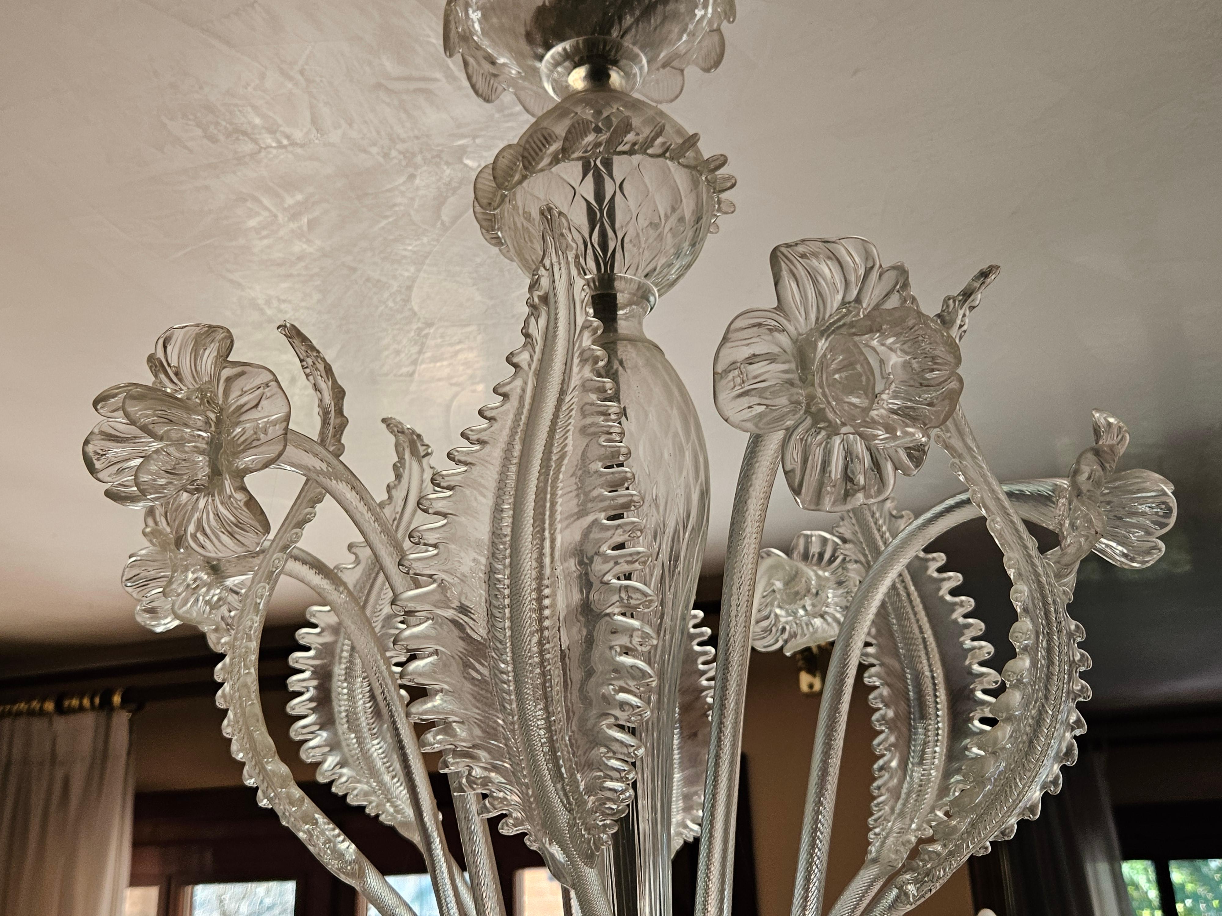 Late 20th Century Large Venetian Murano glass chandelier with leaves and flowers and 8 light points For Sale