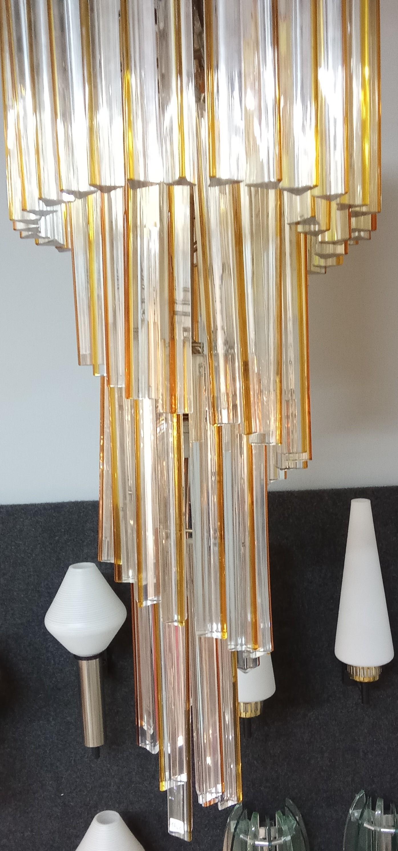 Grande lampadario in vetro soffiato, Venini Trilobi. Produzione anni '60 circa.
Vetri disposti a spirale, trasparenti con striature color ambra
Ottime condizioni.