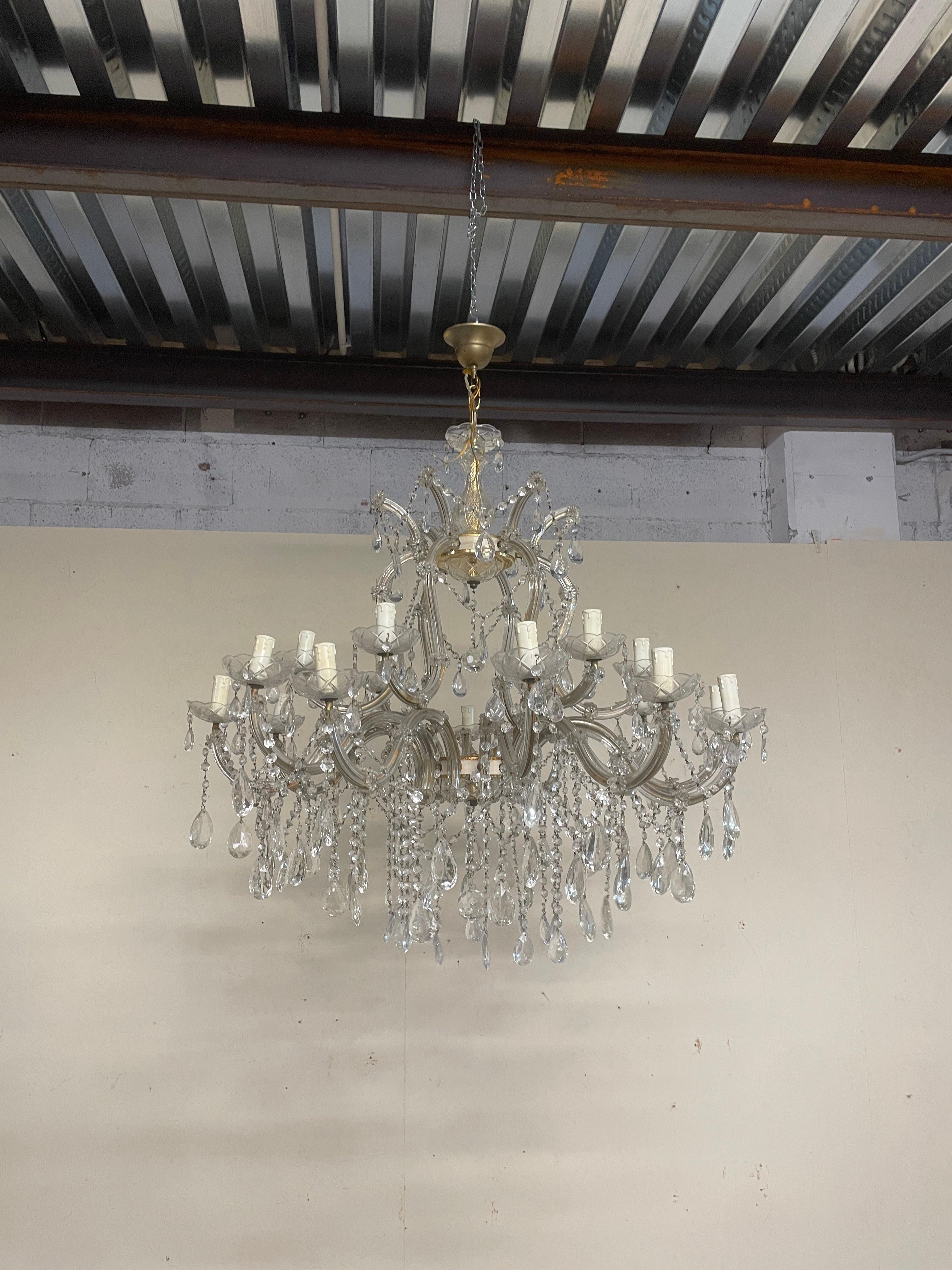 Grande Lampadario Maria Teresa, prima metà del novecento

Nel 1743, in onore dell'imperatrice austriaca Maria Teresa (1717-1780), fu realizzato un lampadario che divenne il prototipo di un intero genere: si tratta di un lampadario a sospensione con