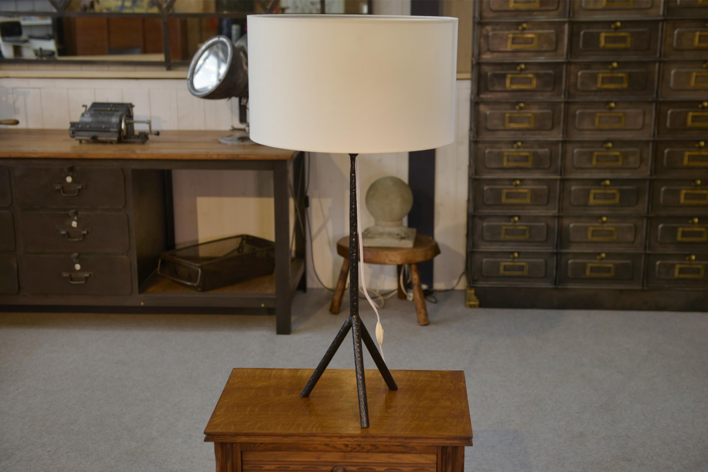 Industriel Grande lampe en fer forgé dans le goût des Ateliers Marolles 1950's en vente