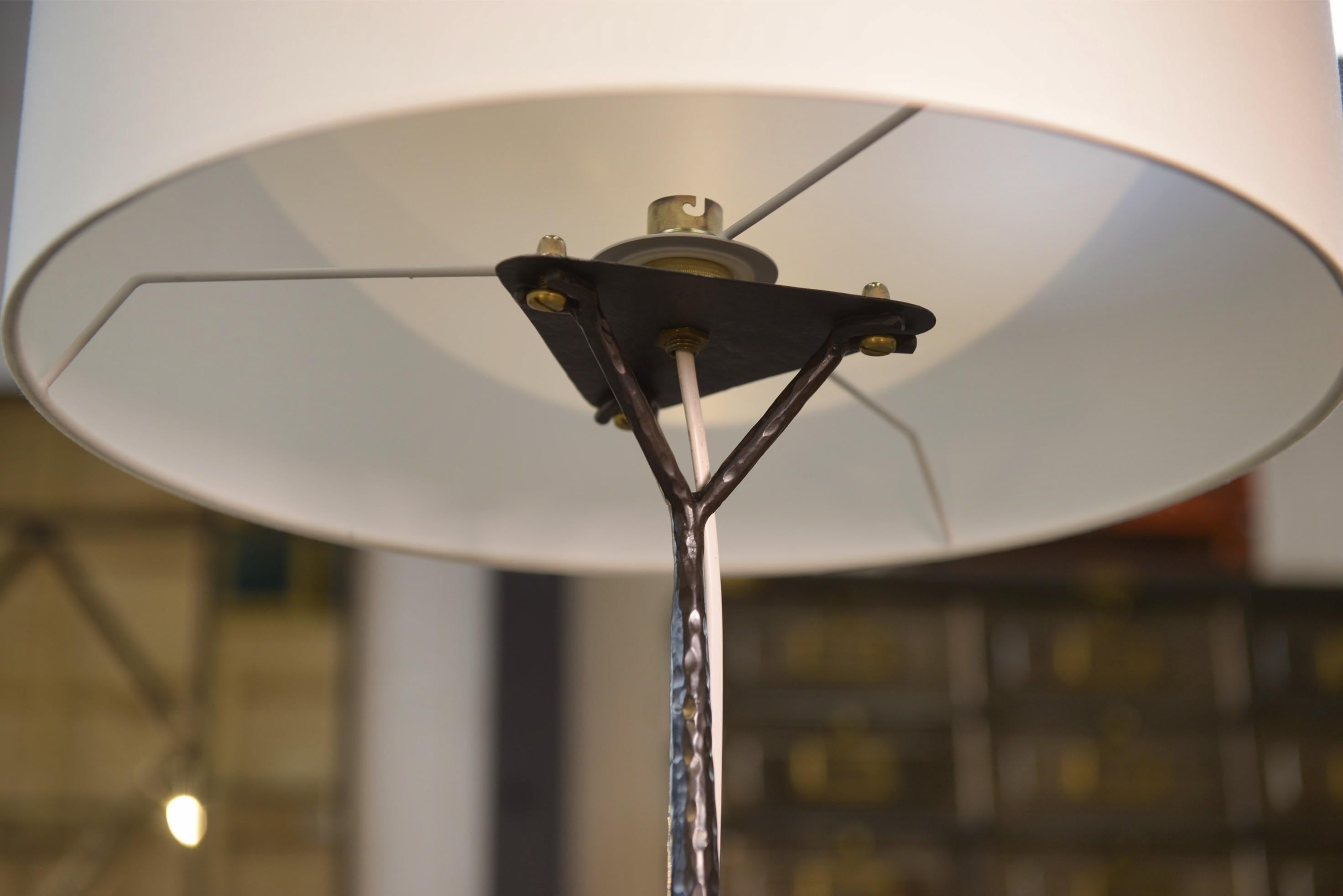 Français Grande lampe en fer forgé dans le goût des Ateliers Marolles 1950's en vente