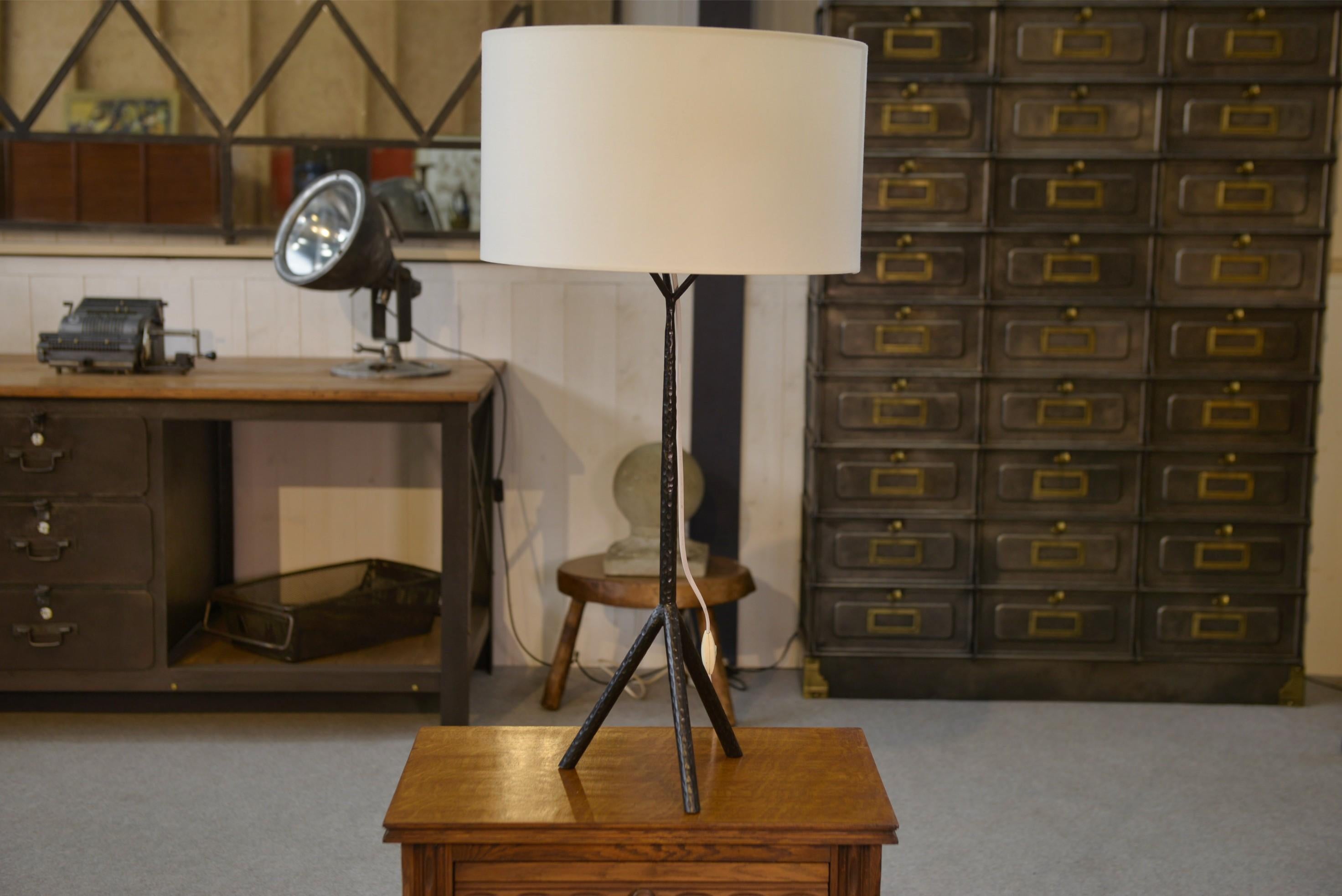 Grande lampe en fer forgé dans le goût des Ateliers Marolles 1950's Bon état - En vente à TOURCOING, FR