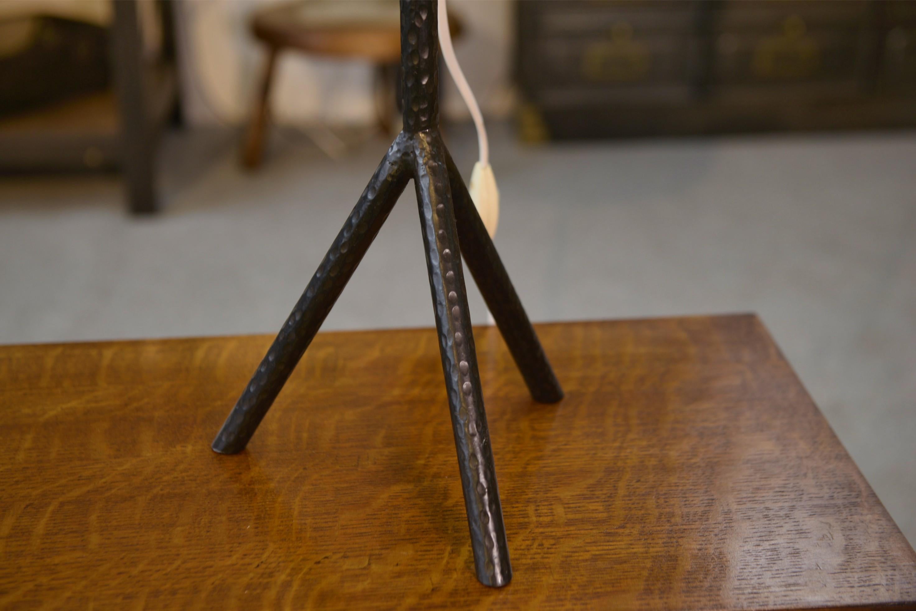 Milieu du XXe siècle Grande lampe en fer forgé dans le goût des Ateliers Marolles 1950's en vente