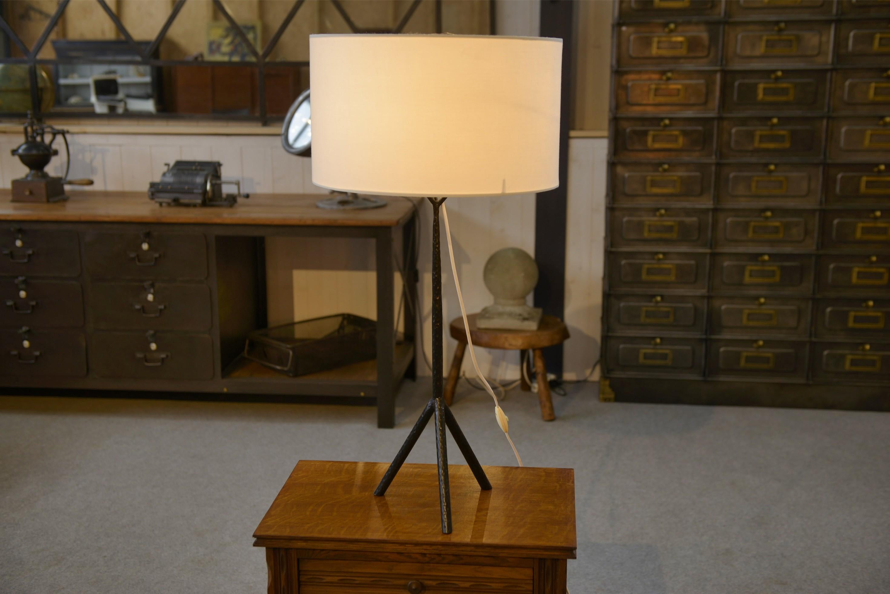 Métal Grande lampe en fer forgé dans le goût des Ateliers Marolles 1950's en vente