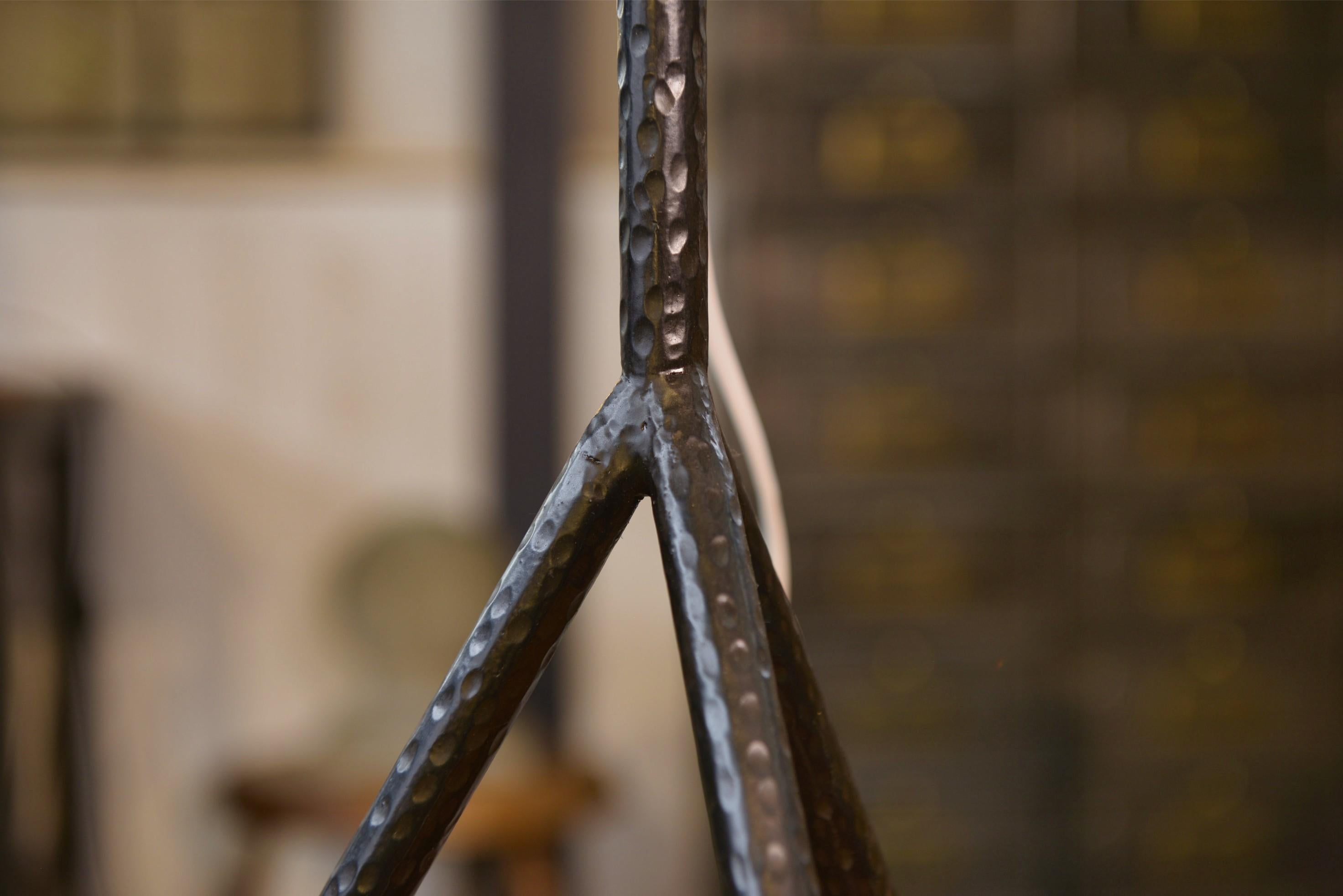 Grande lampe en fer forgé dans le goût des Ateliers Marolles 1950's en vente 1