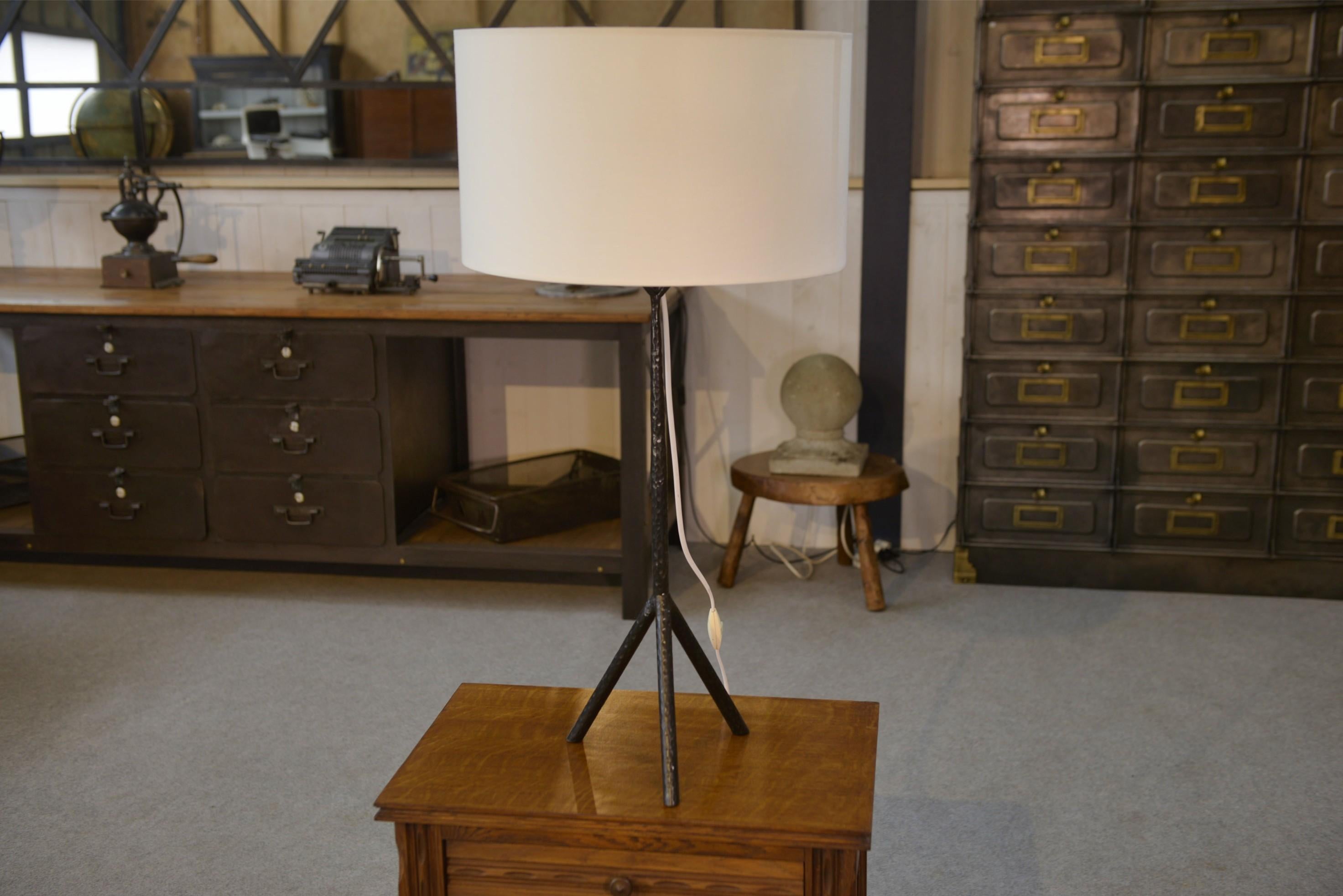 Grande lampe en fer forgé dans le goût des Ateliers Marolles 1950's en vente 2