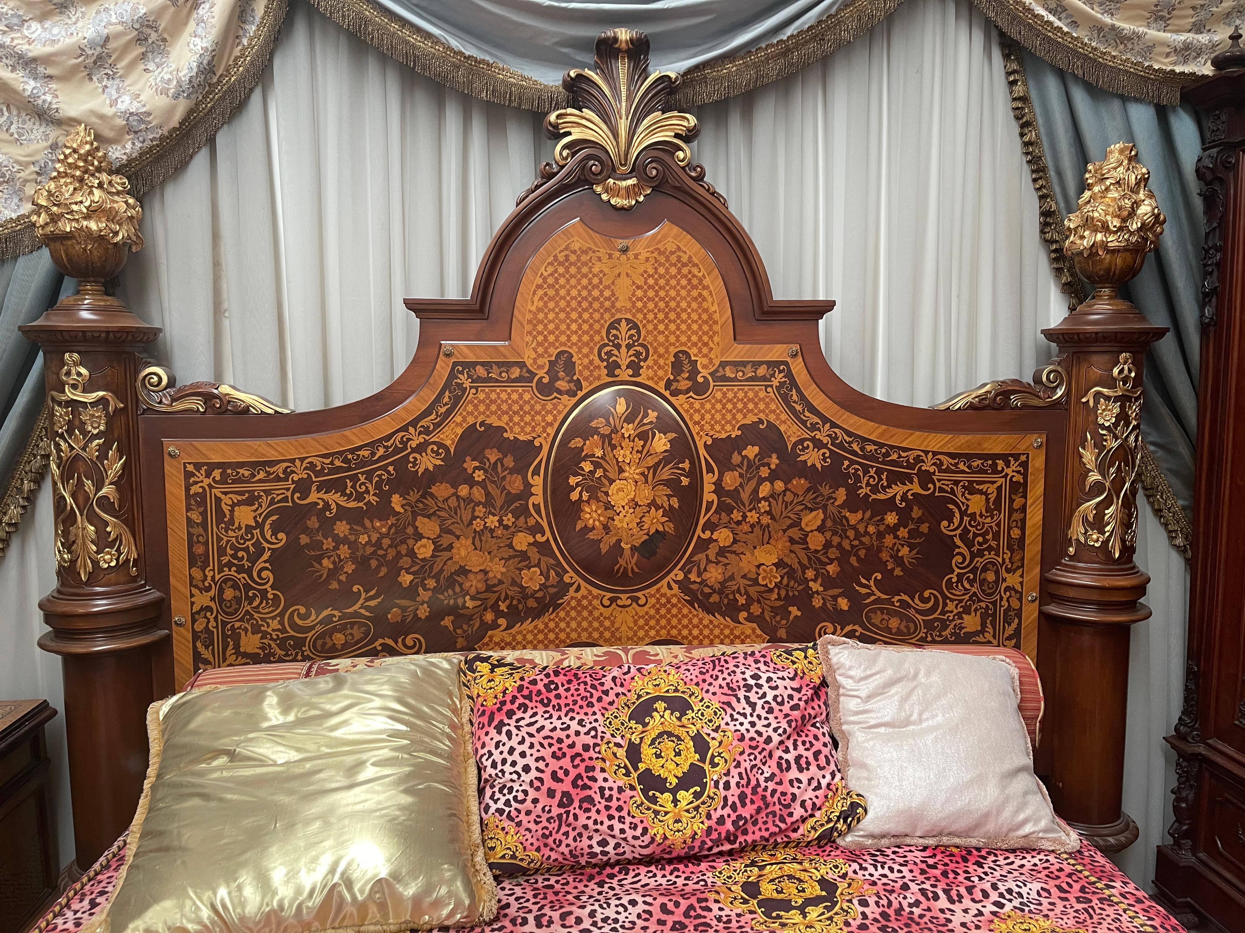 Grand lit français en bois marqueté de style Louis XV 1970 en vente 4