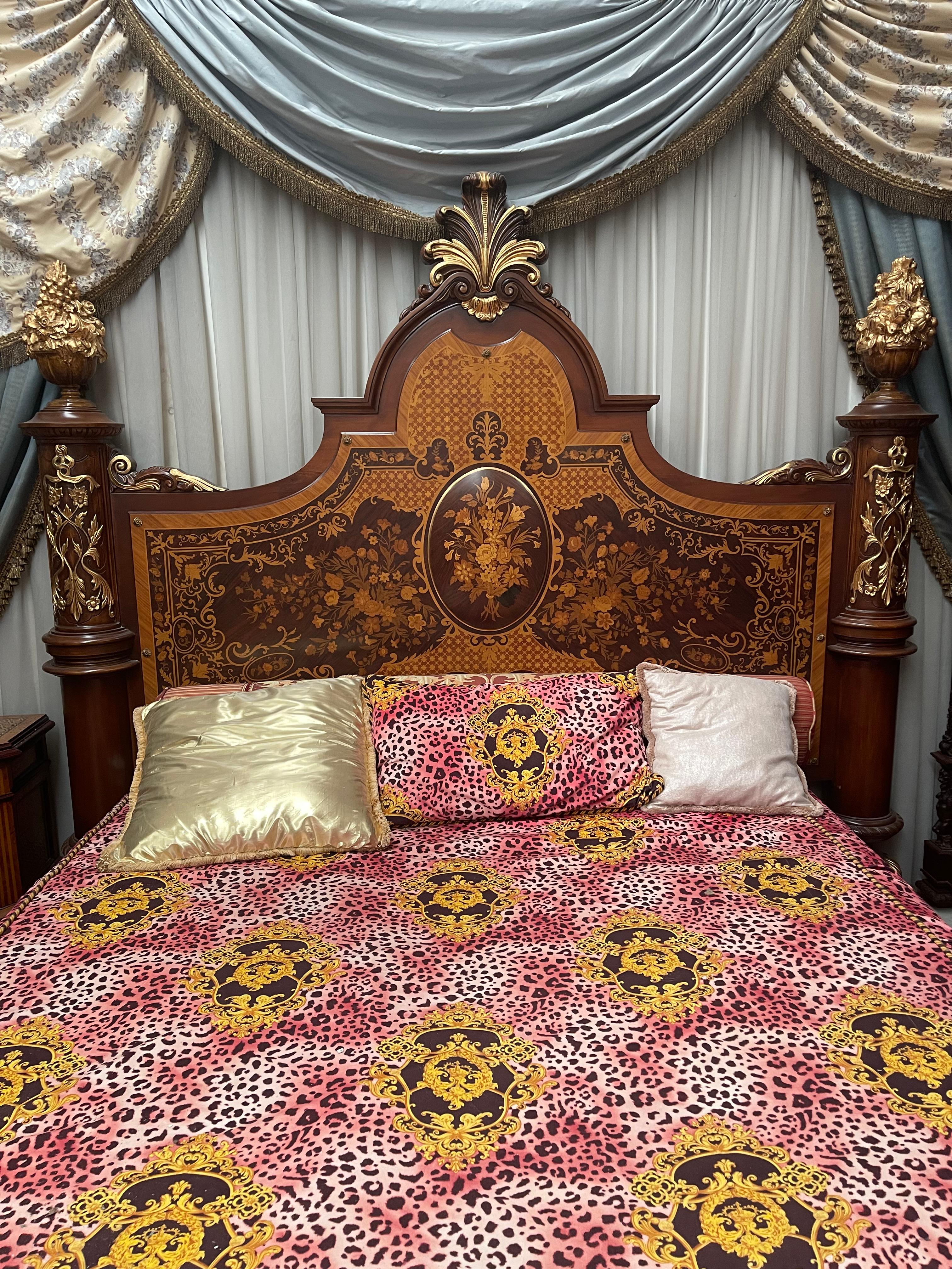 Grand lit français en bois marqueté de style Louis XV 1970 en vente 5