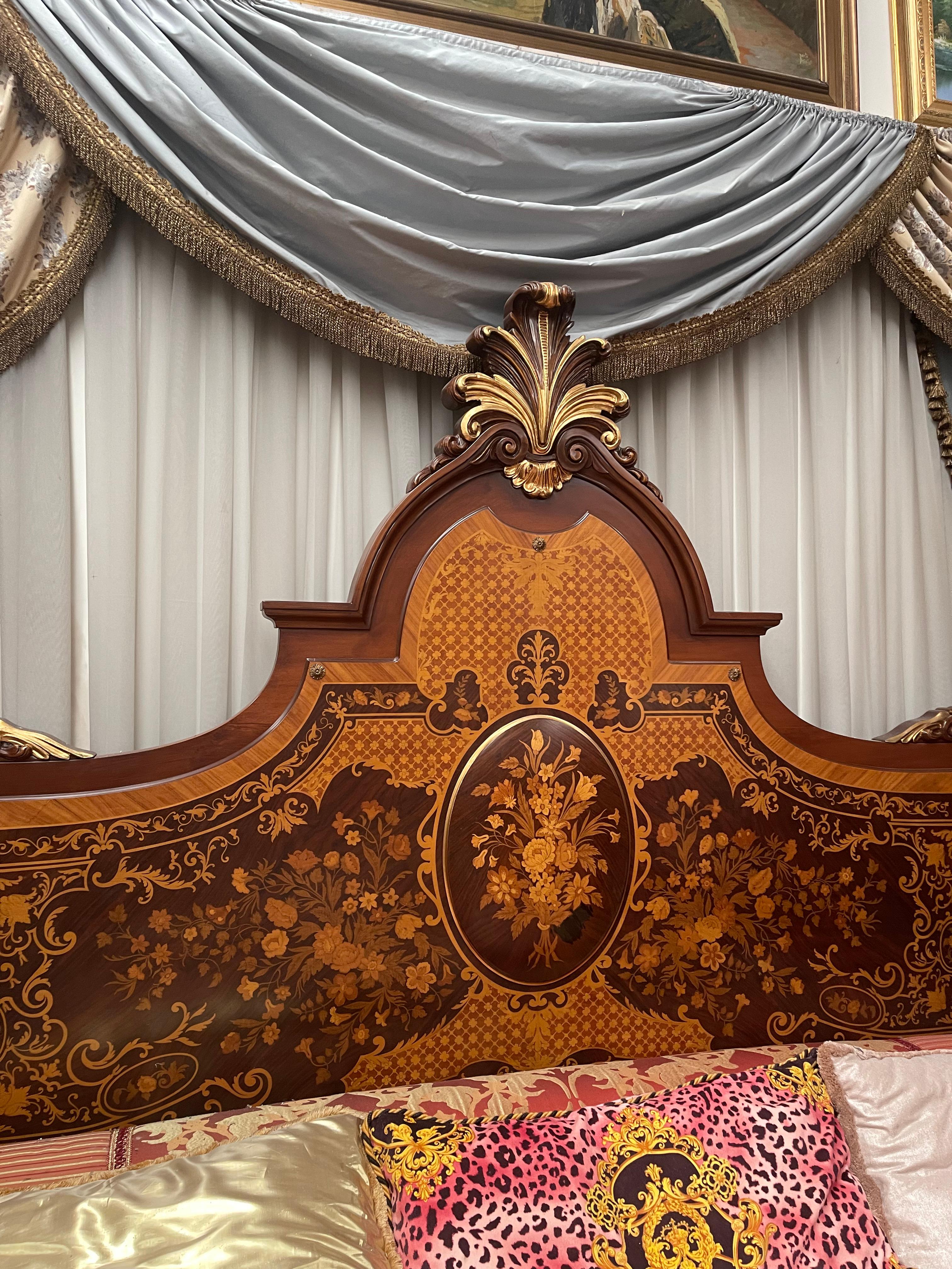 Autre Grand lit français en bois marqueté de style Louis XV 1970 en vente