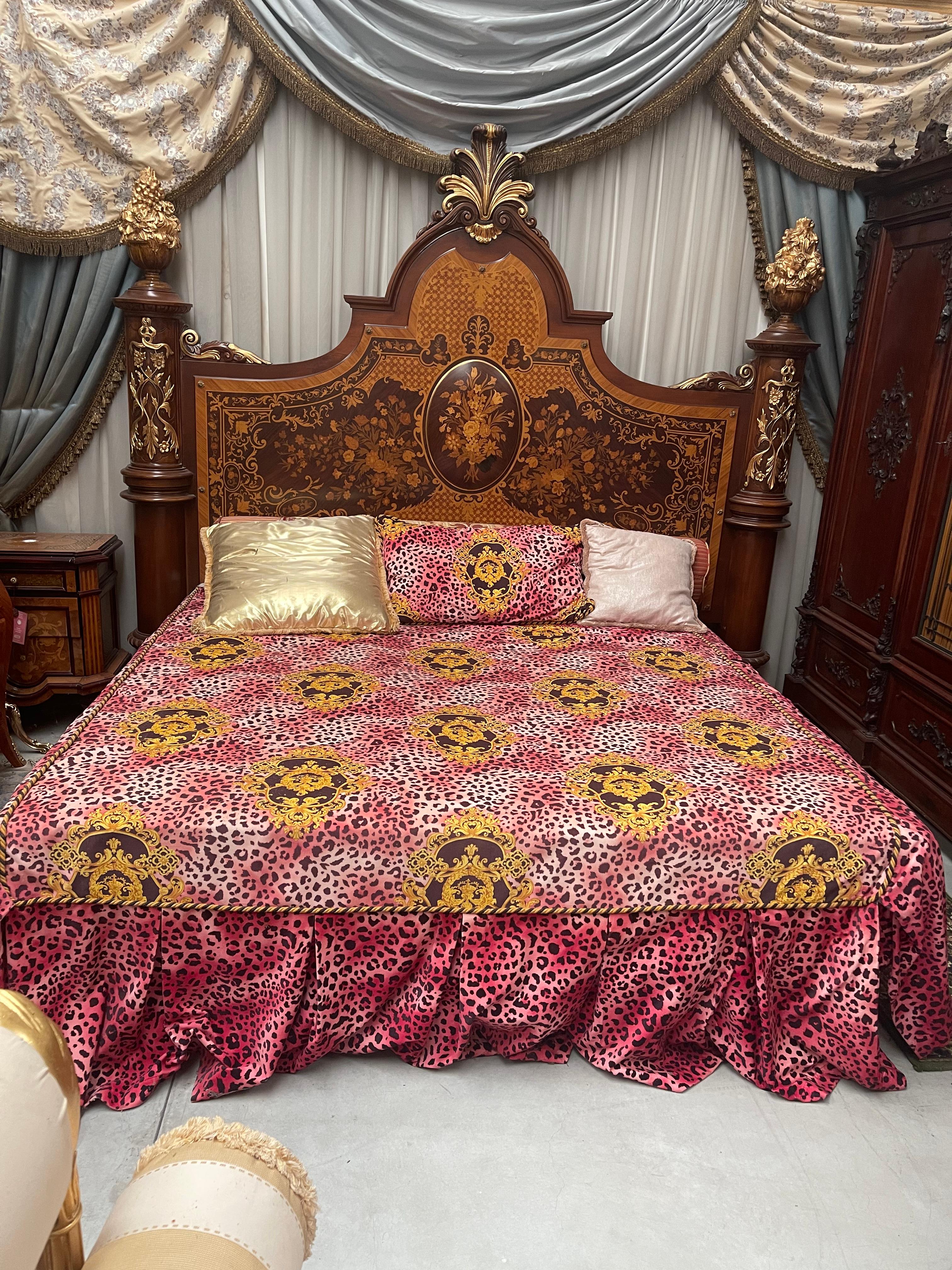 Grand lit français en bois marqueté de style Louis XV 1970 Excellent état - En vente à Cantù, IT