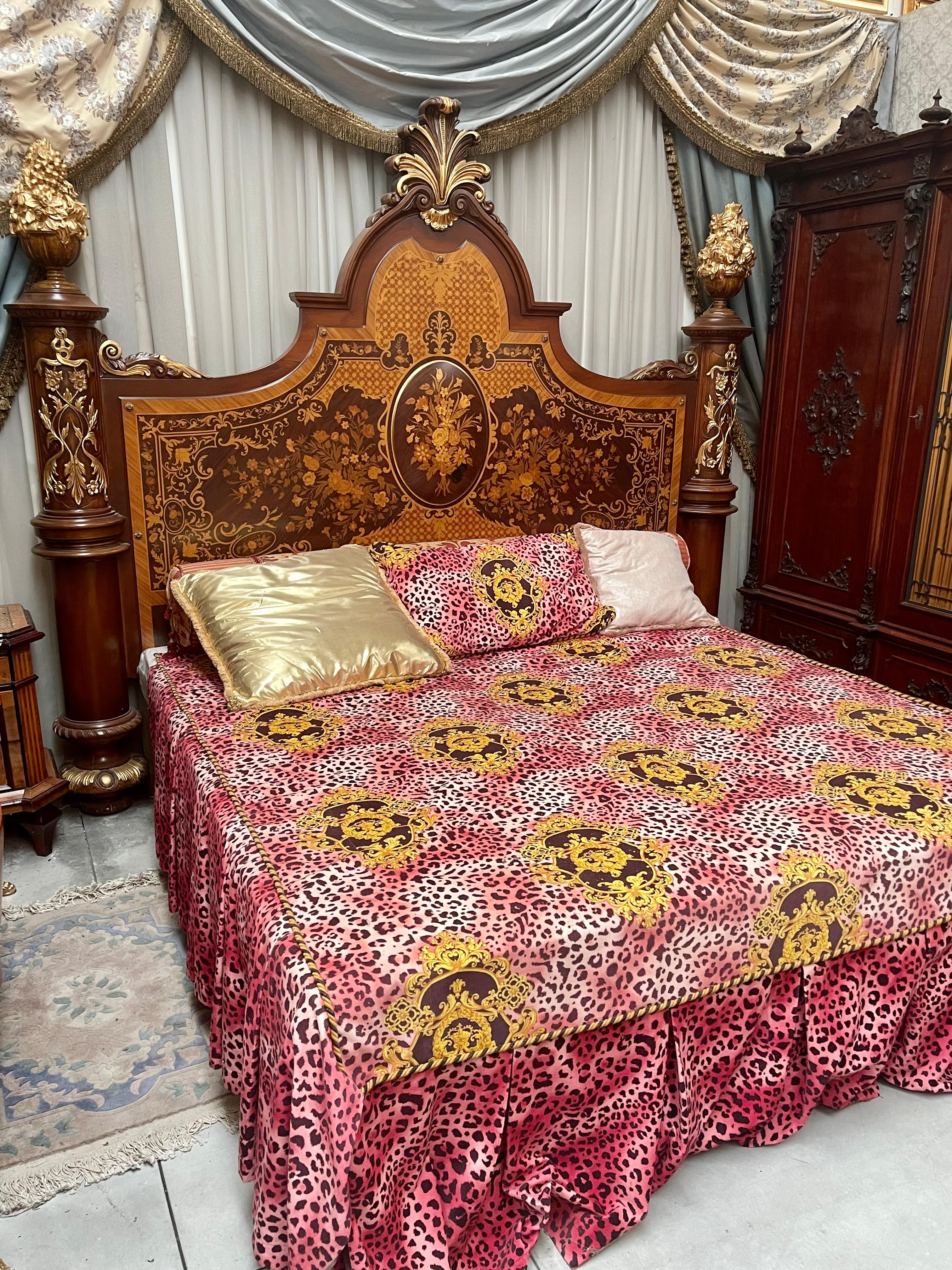 20th Century Grand lit français en bois marqueté de style Louis XV 1970 en vente