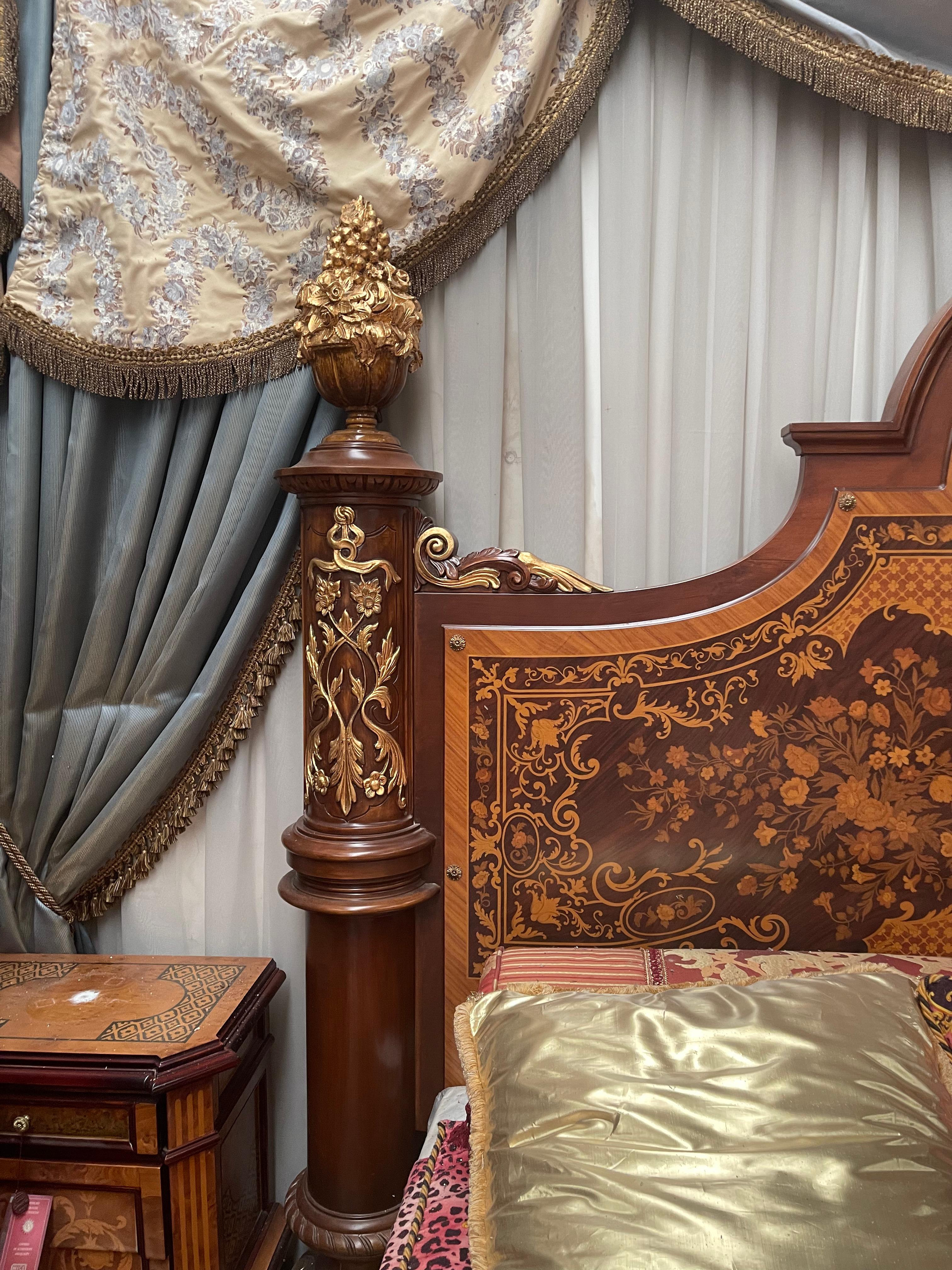 Bois Grand lit français en bois marqueté de style Louis XV 1970 en vente