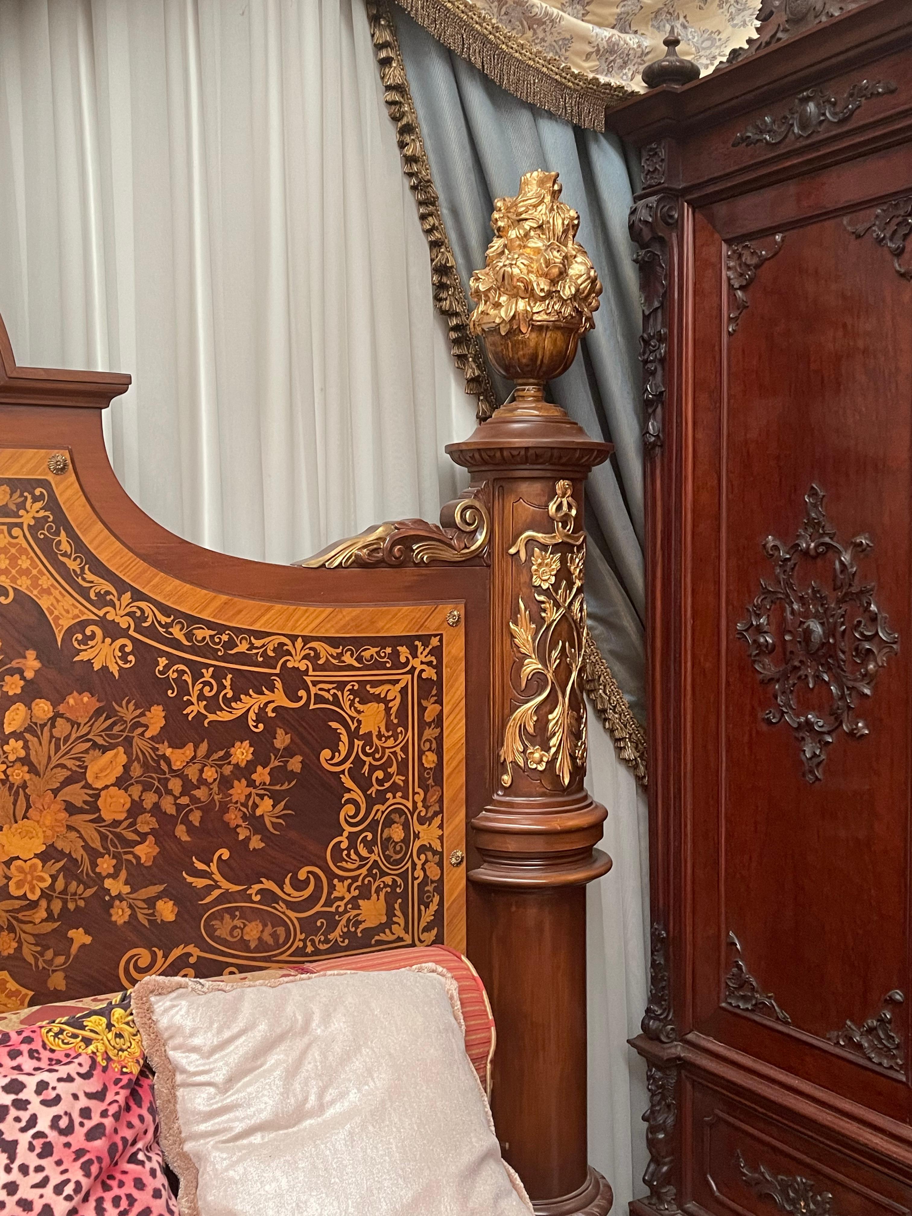 Grand lit français en bois marqueté de style Louis XV 1970 en vente 1