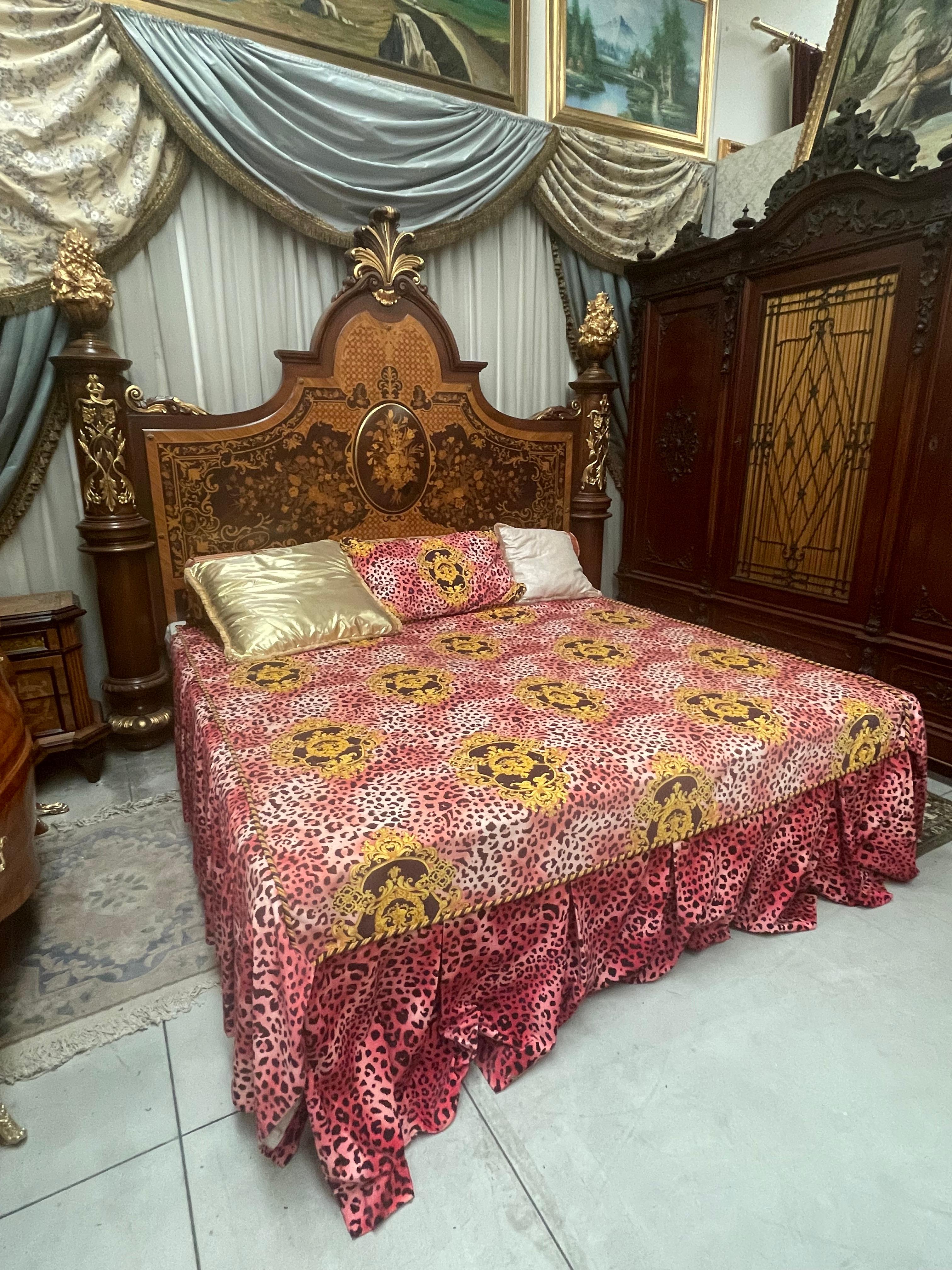 Grand lit français en bois marqueté de style Louis XV 1970 en vente 2