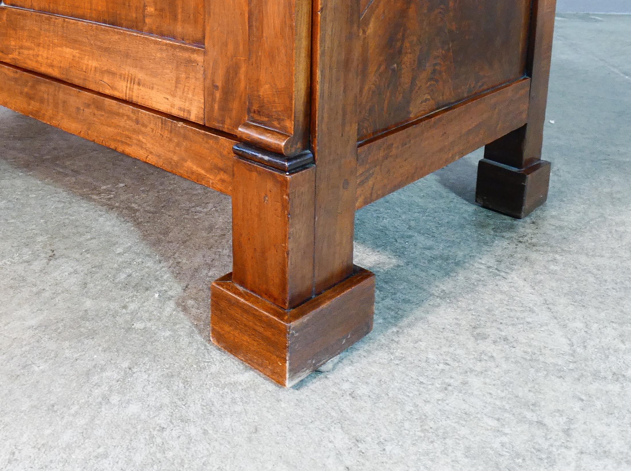 Large Empire-style sideboard bookcase made of solid walnut wood. Early 19th century For Sale 8