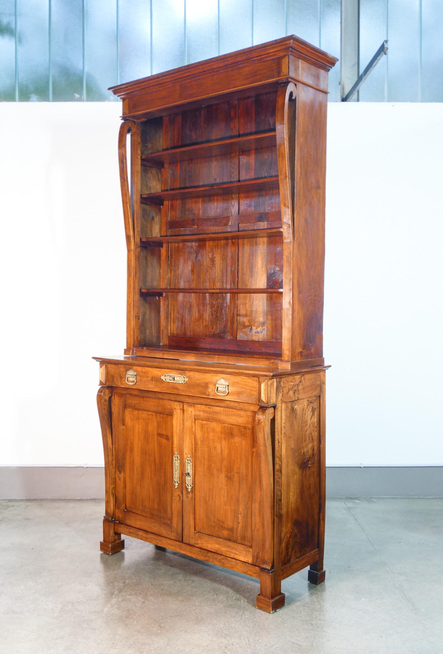 Large bookstore
empire style sideboard
solid walnut wood.

PERIOD
First half of the nineteenth century

MATERIALS
Walnut wood,
decorative elements
metal

DIMENSIONS
Total height: 282.5 cm
Top height: 119.5 cm
Width:- 133cm
Depth: