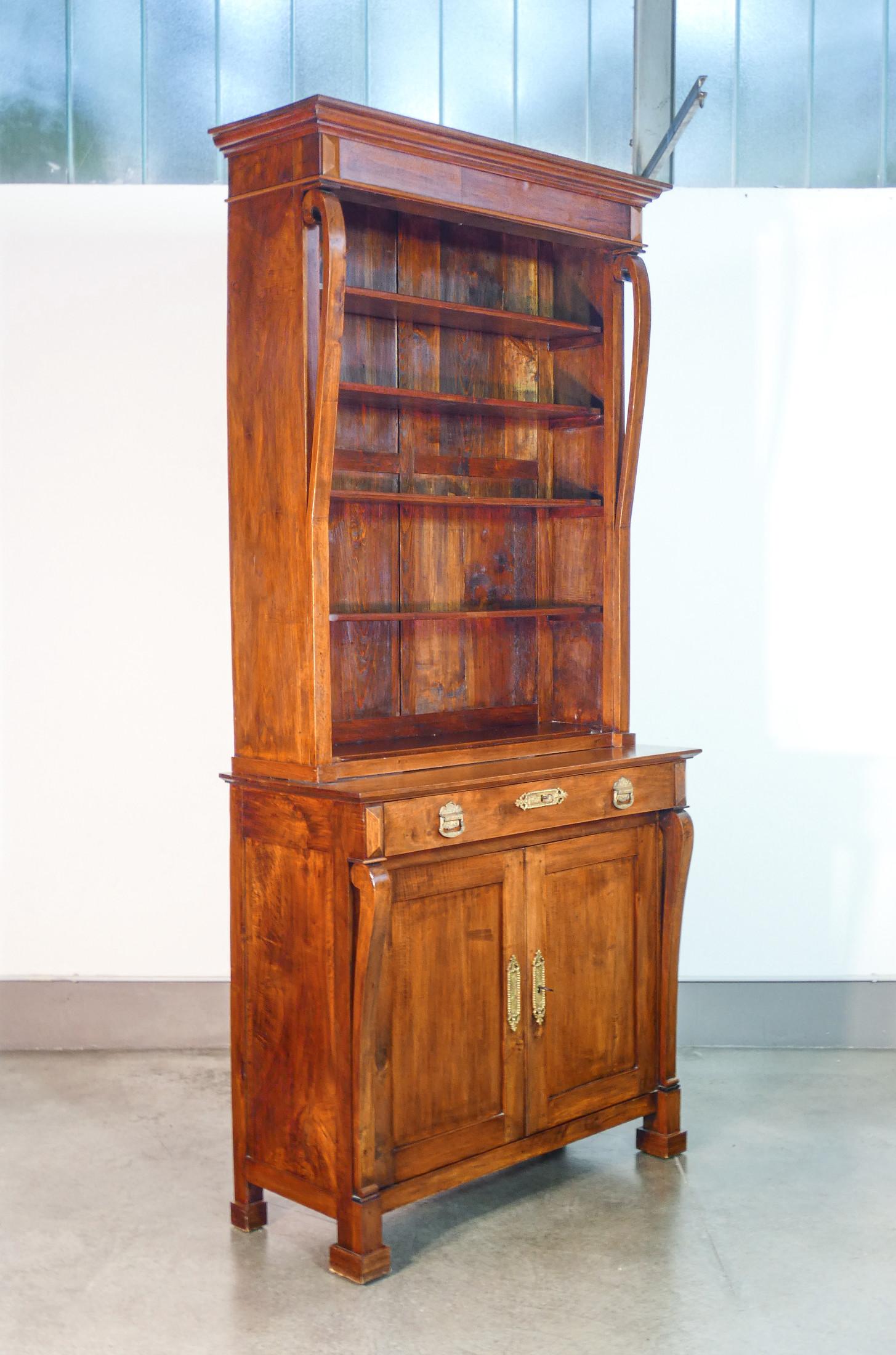 Large Empire-style sideboard bookcase made of solid walnut wood. Early 19th century In Good Condition For Sale In Torino, IT