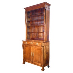 Grand buffet-bibliothèque de style Empire en noyer massif. Début du 19e siècle