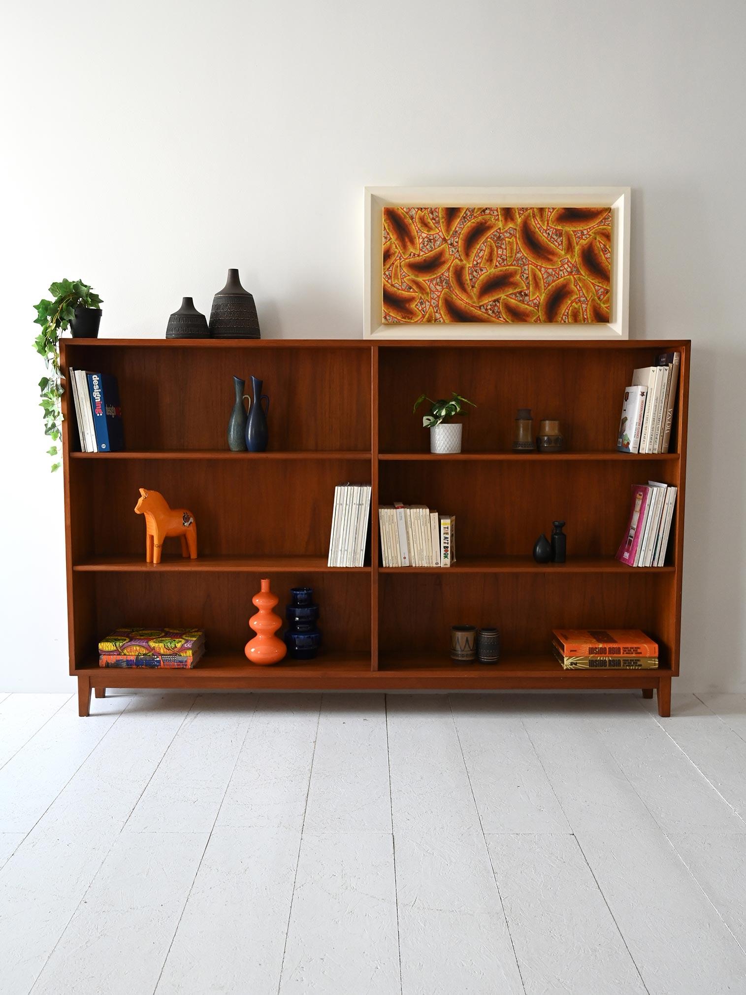 Libreria vintage in teak degli anni ’50/’60. Sei vani a giorno e struttura essenziale, tipica del design nordico.

Libreria scandinava vintage degli anni ’50/’60, realizzata in teak con venatura calda e uniforme. La struttura presenta sei ampi vani
