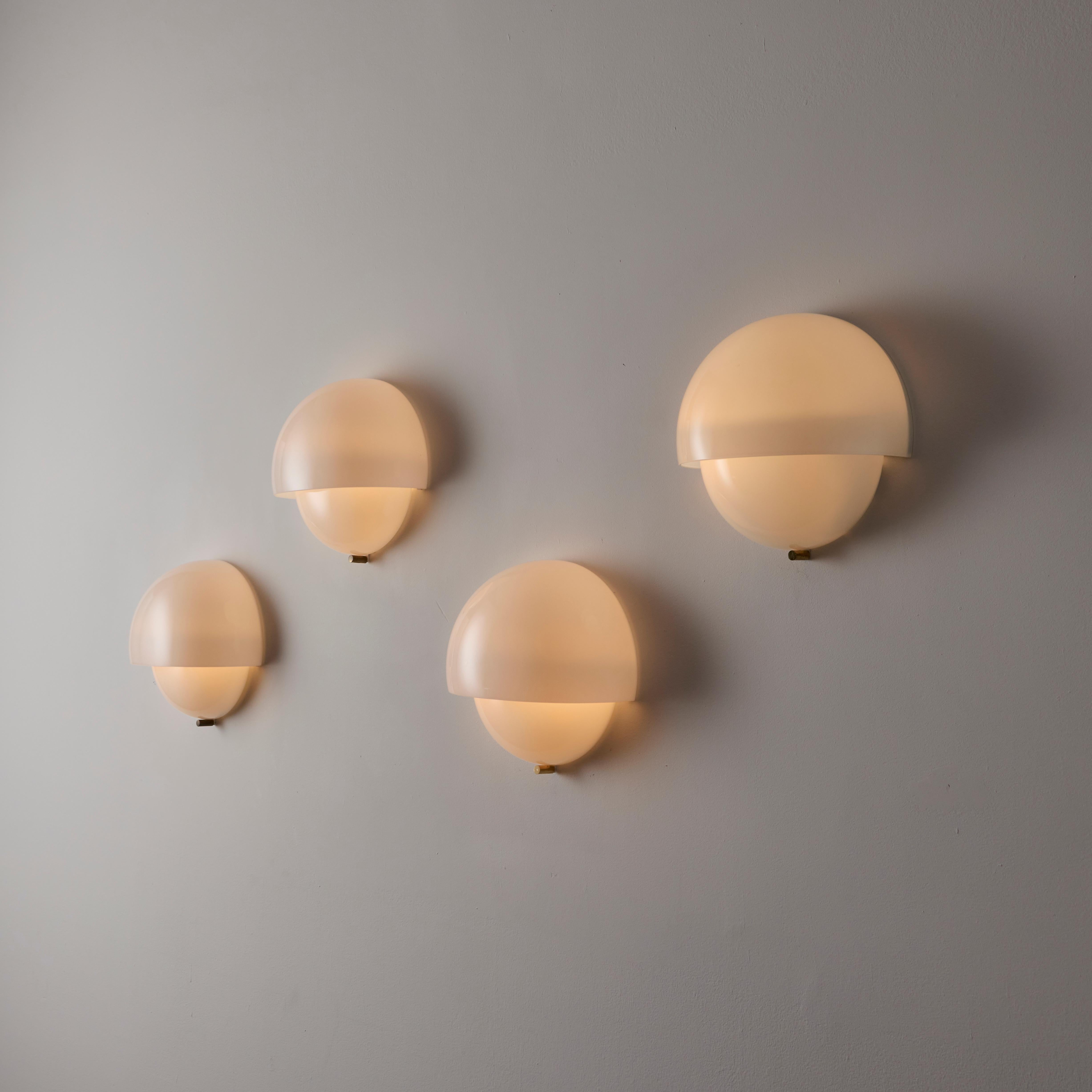 Apliques Grande Mania de Vico Magistretti para Artemide. Diseñado y fabricado en Italia, hacia 1960. Aplique minimalista de media esfera con delicados cristales opalinos.. La lámpara tiene capacidad para dos bombillas E27. Recomendamos utilizar una