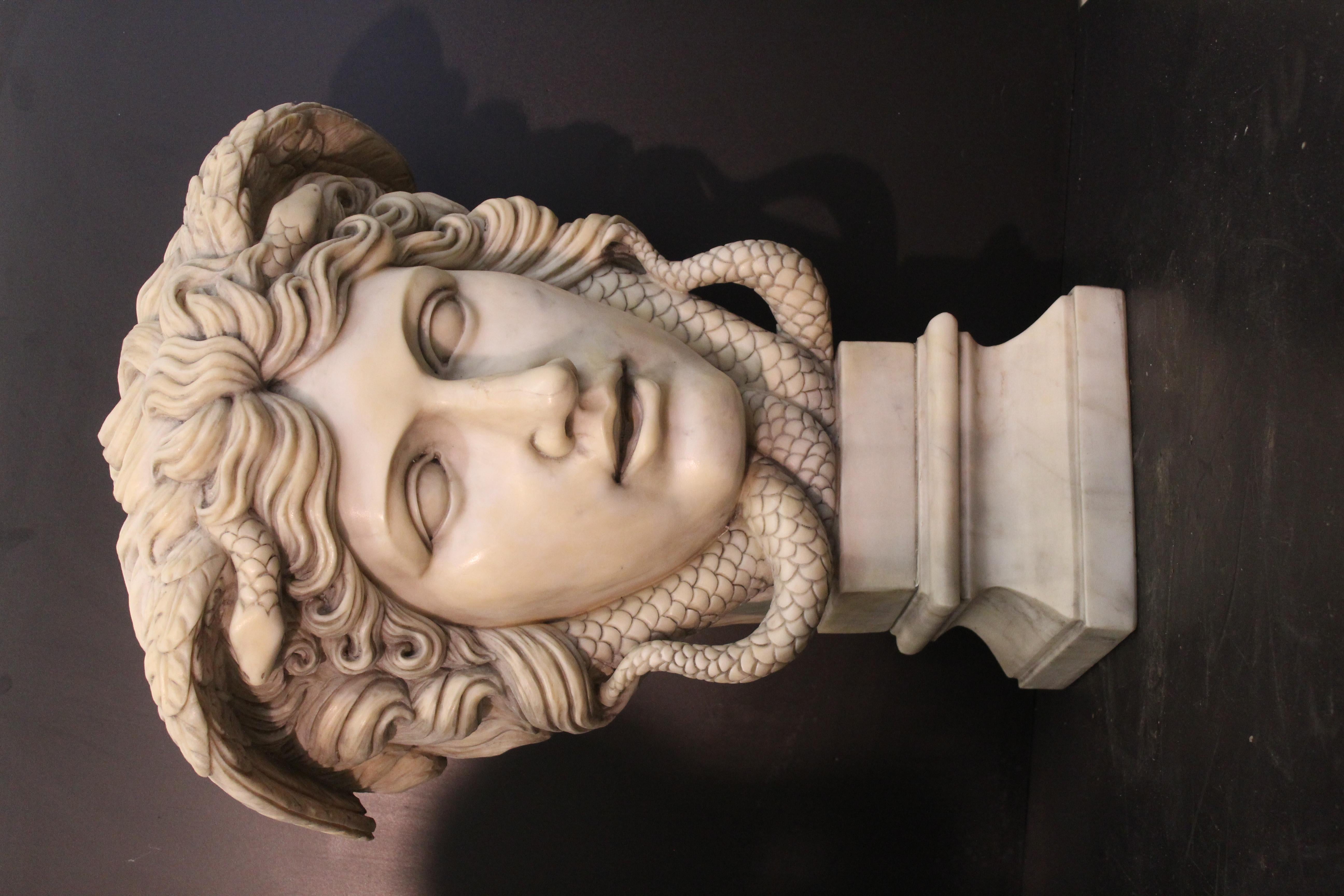 Grande Medusa in Marmo Bianco Carrara In Good Condition For Sale In Rome, IT