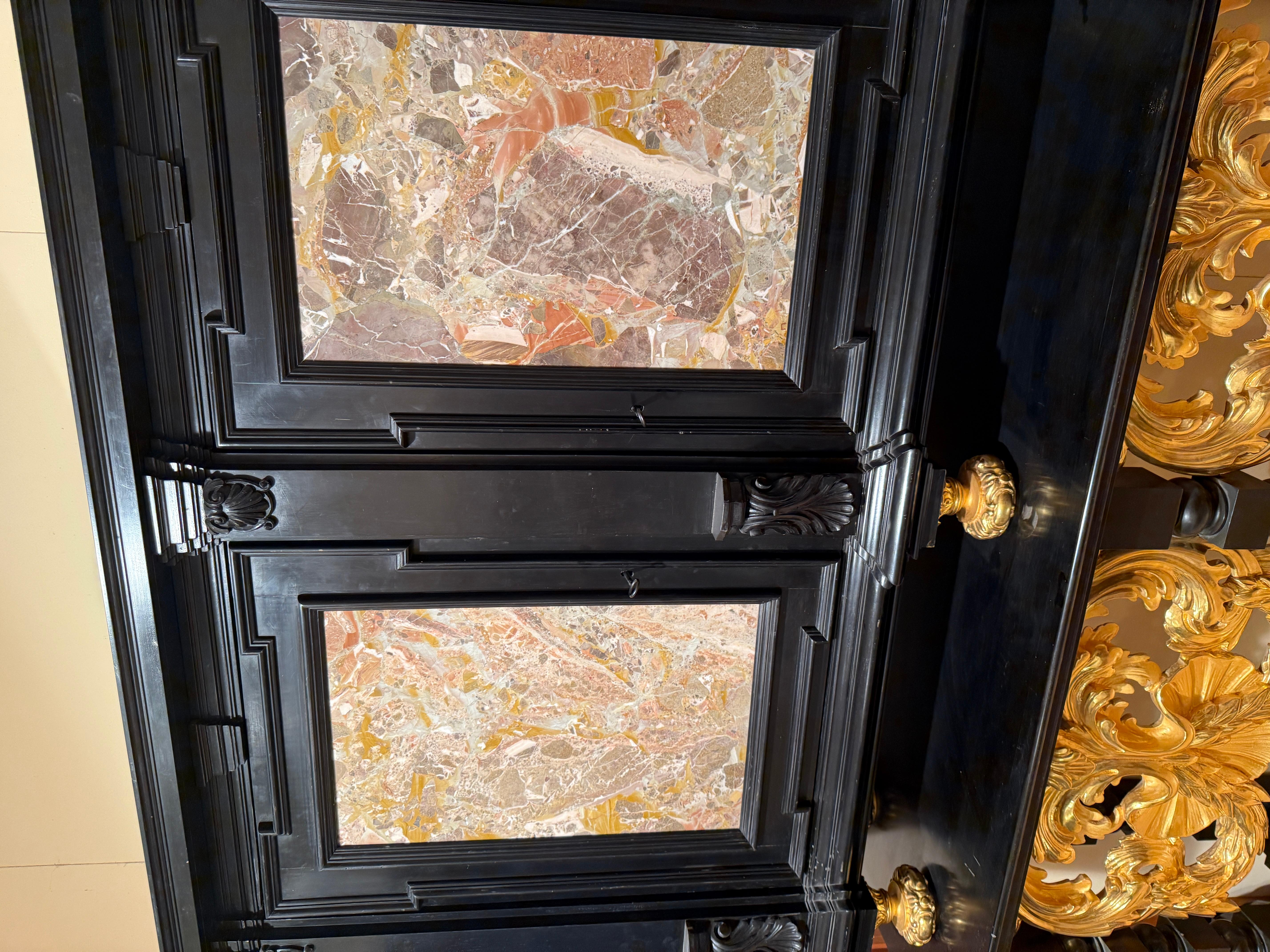 Grand cabinet en bois doré et marbre, Italie 20e siècle en vente 2