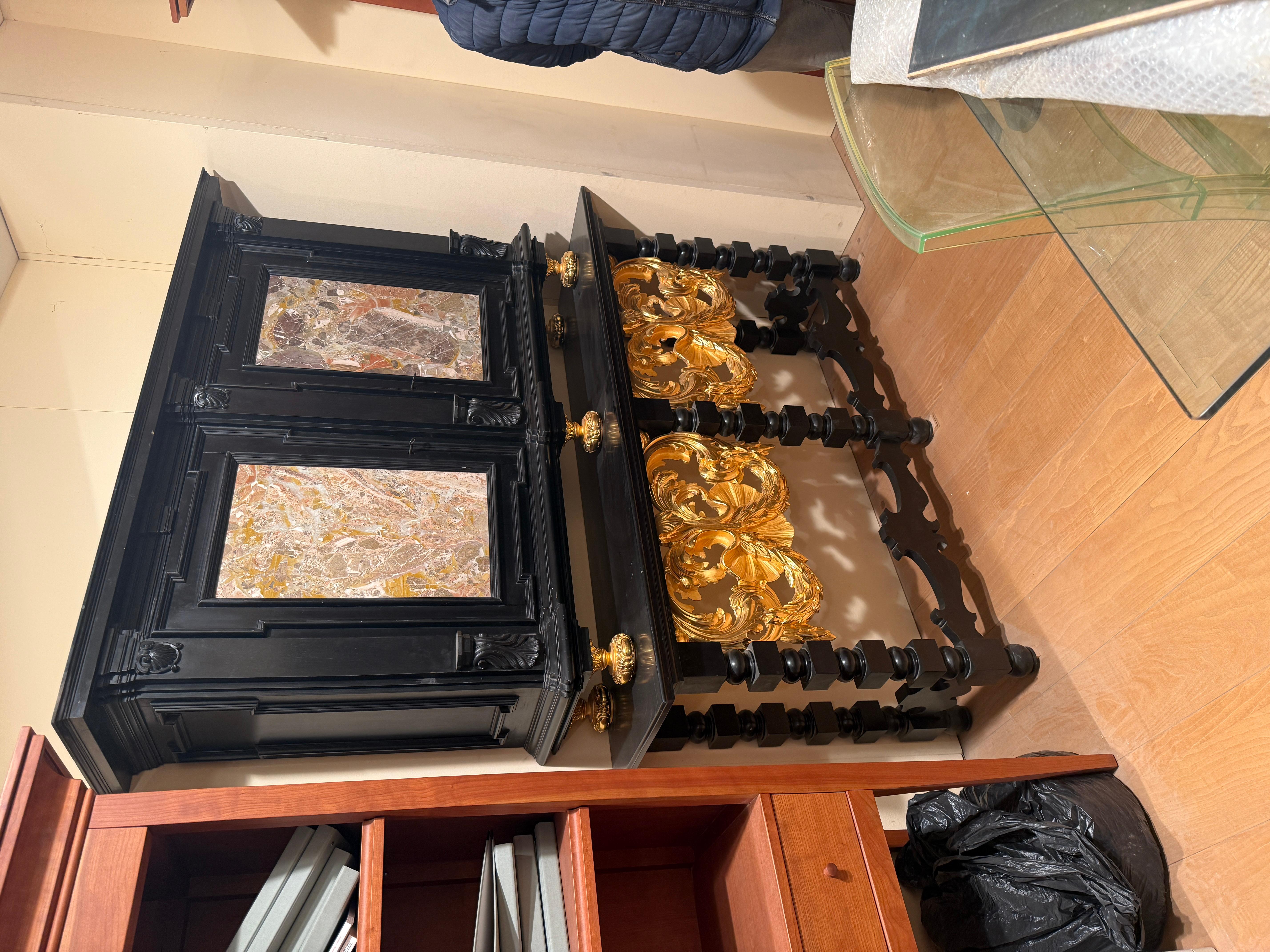 Cabinet en bois doré et marbre, Italie 20e siècle 