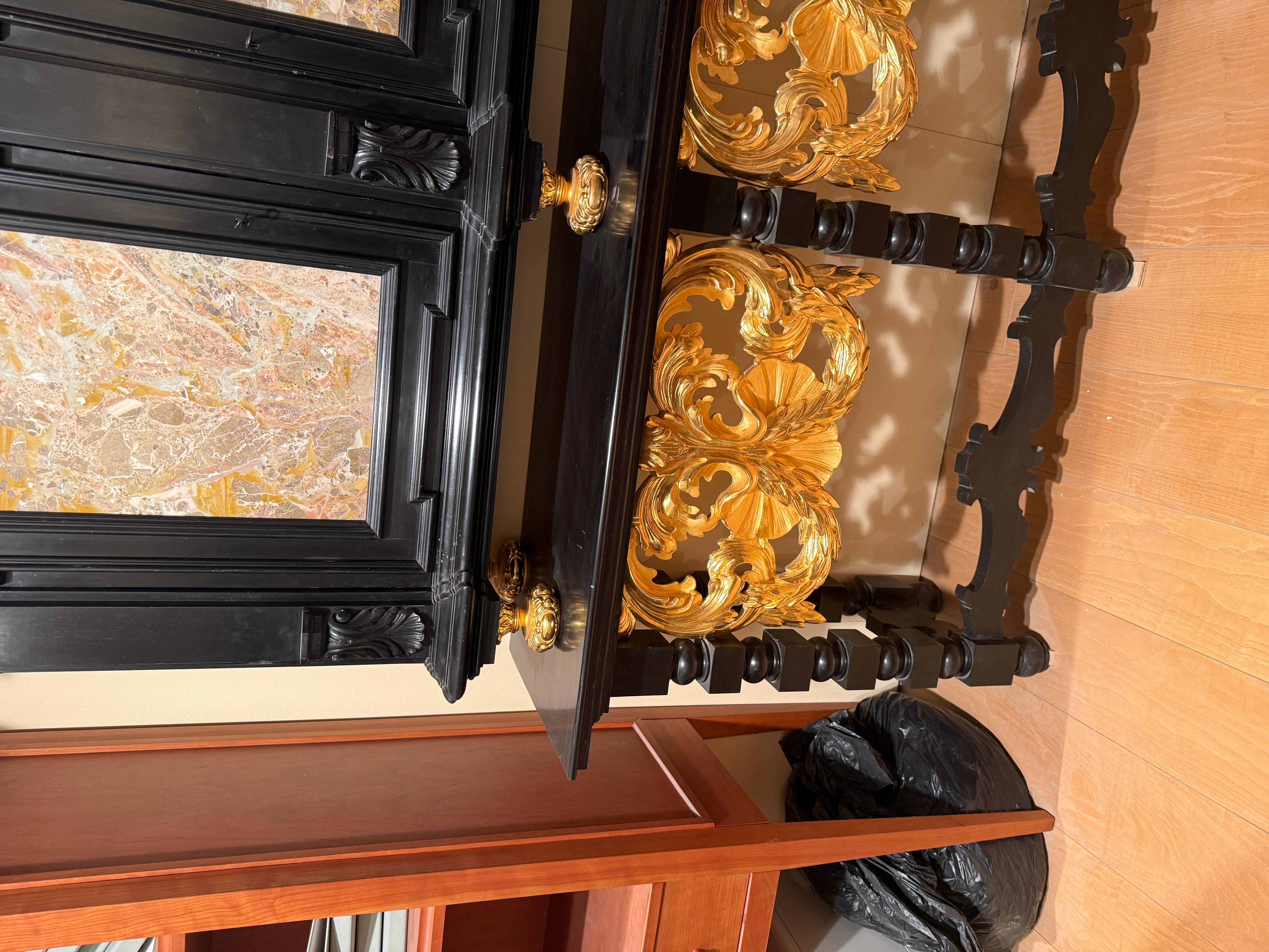 Italian Grand cabinet en bois doré et marbre, Italie 20e siècle en vente
