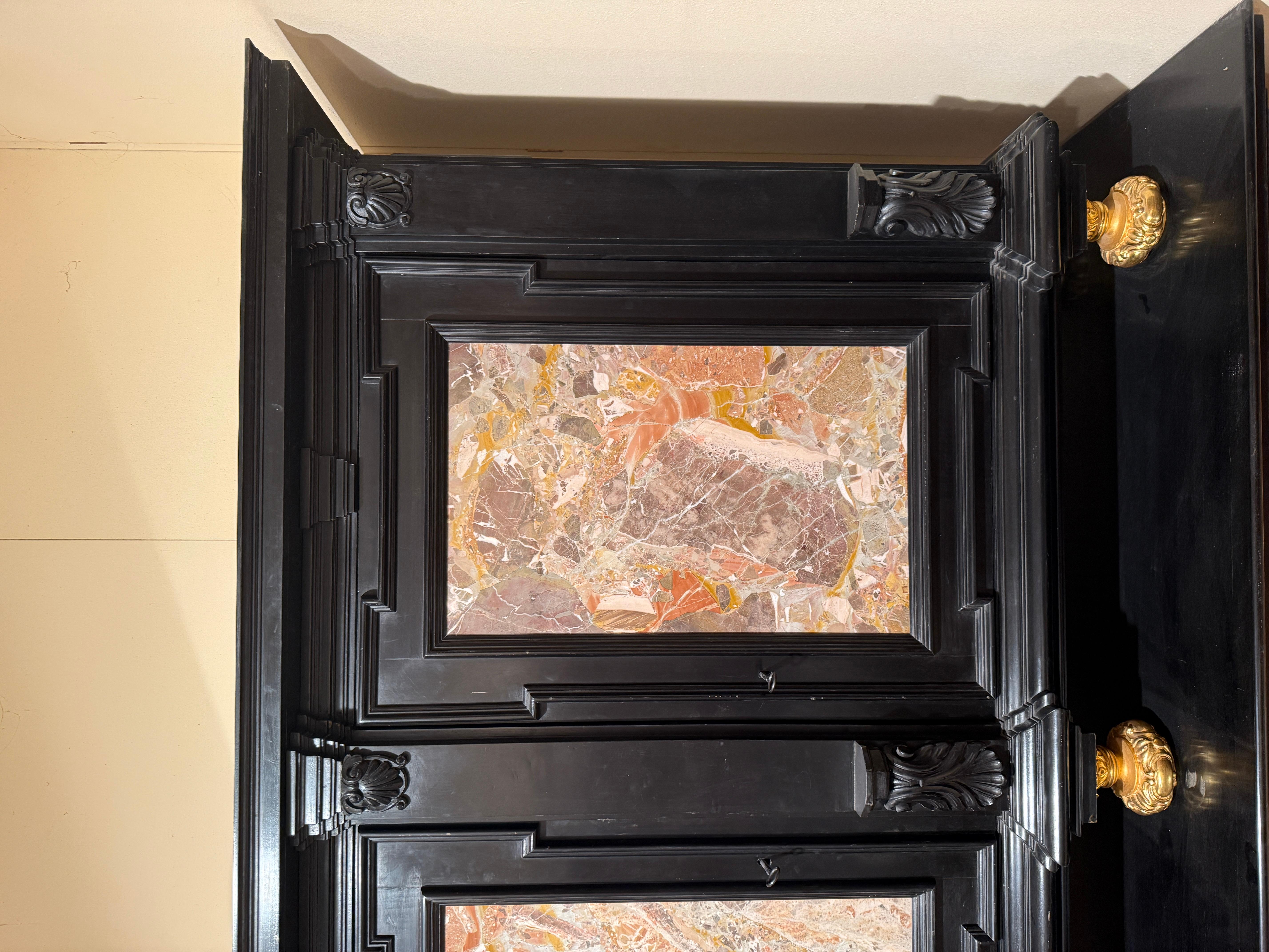 Autre Grand cabinet en bois doré et marbre, Italie 20e siècle en vente