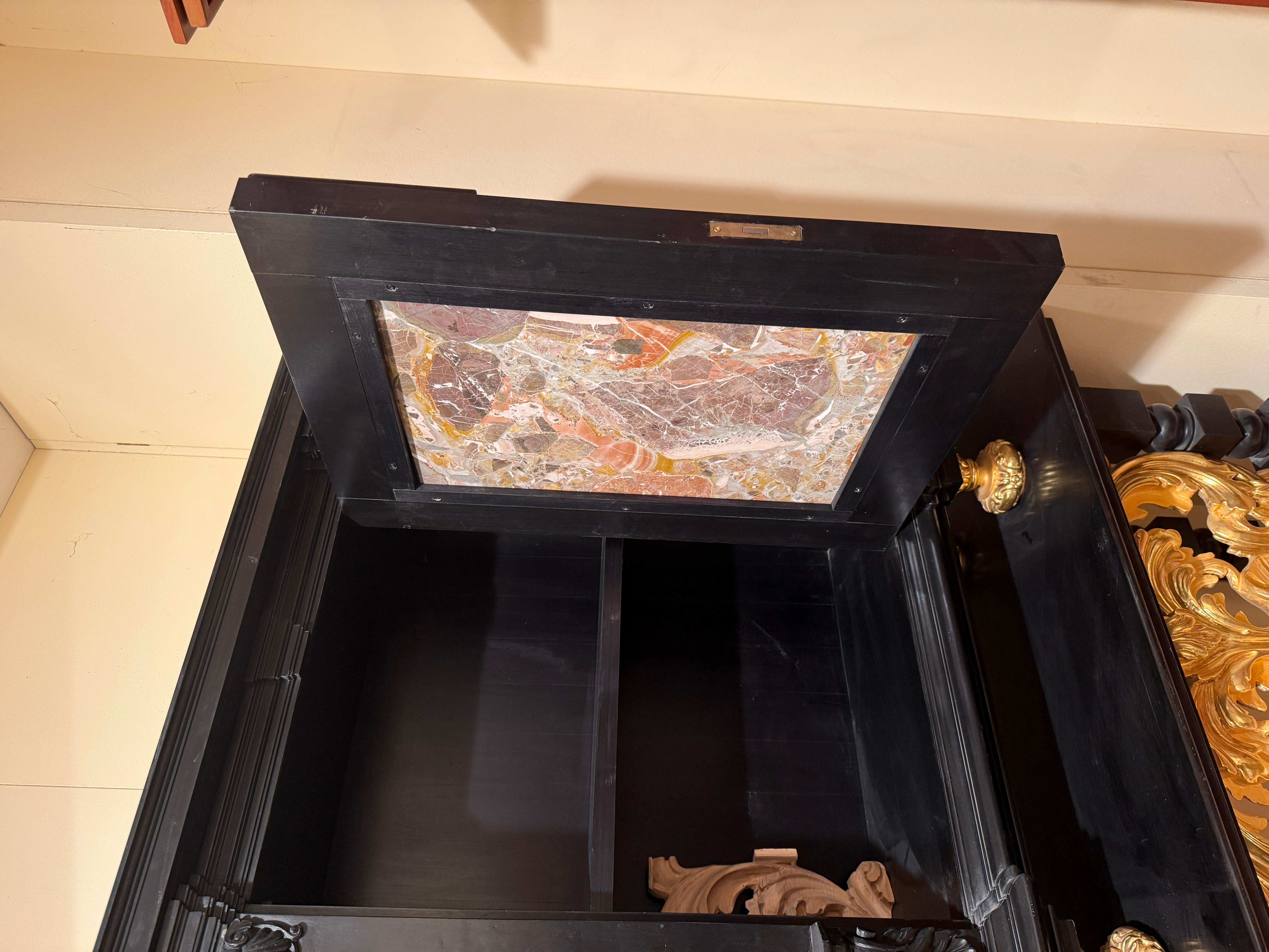 20th Century Grand cabinet en bois doré et marbre, Italie 20e siècle en vente