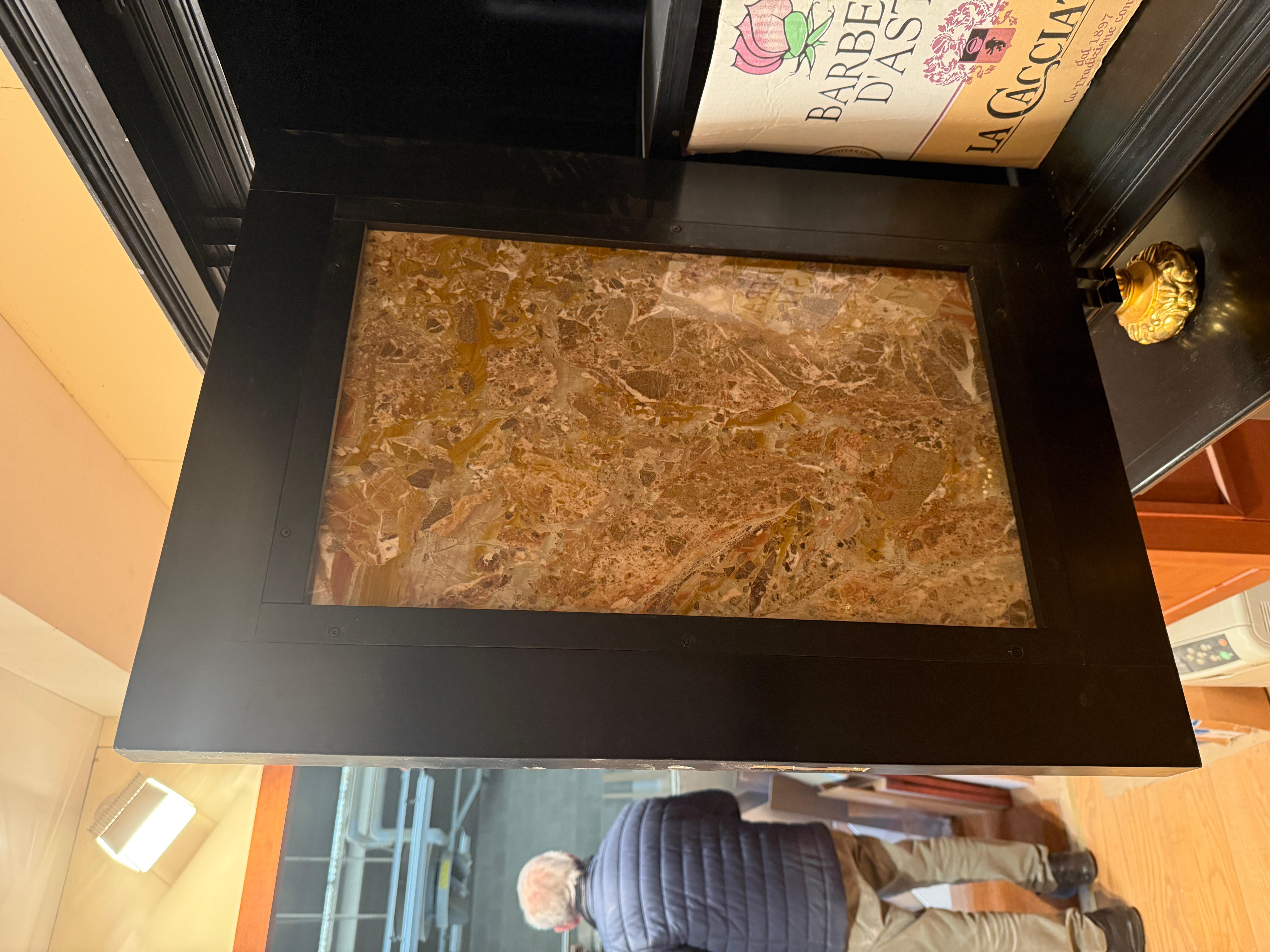 Bronze Grand cabinet en bois doré et marbre, Italie 20e siècle en vente