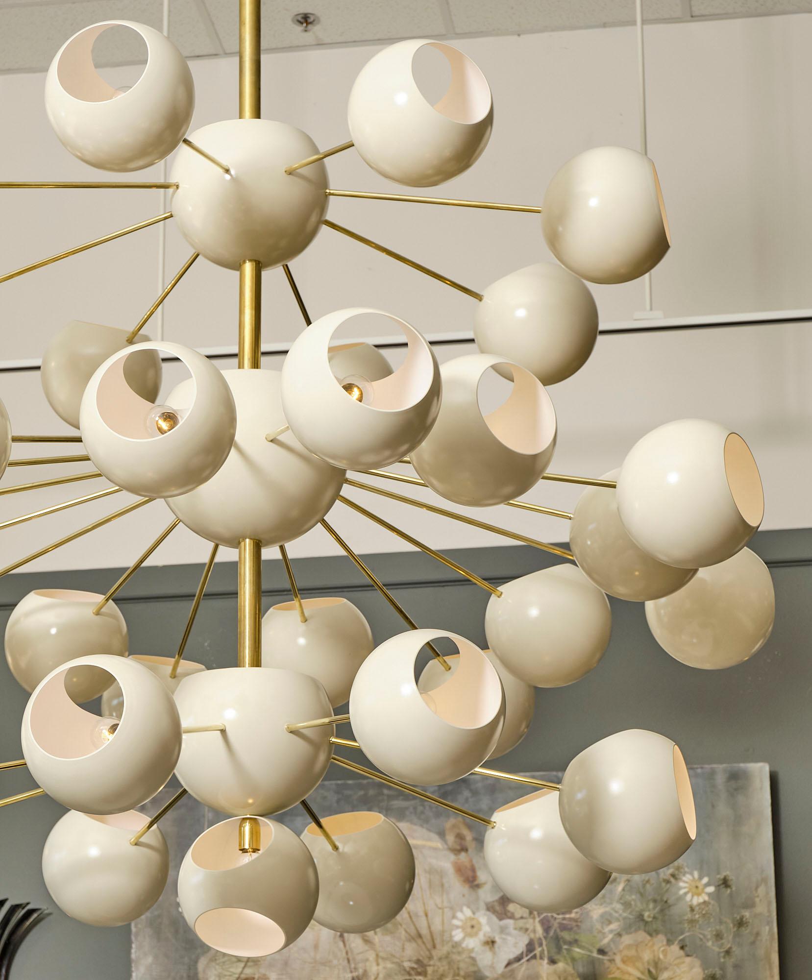 Grande Modernist Italian Chandelier In Good Condition For Sale In Austin, TX