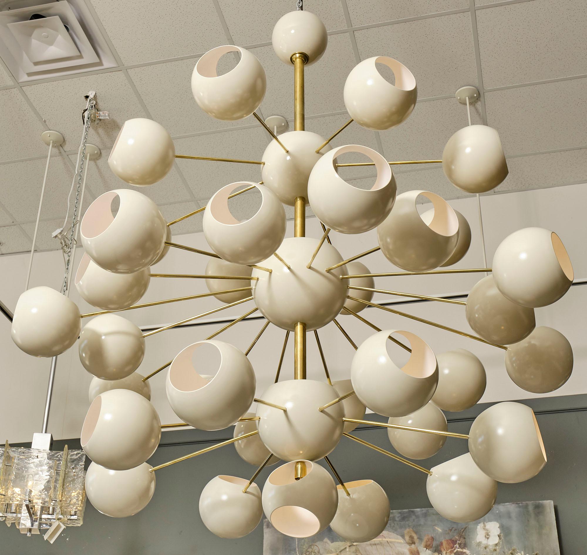 Ottone Grande lampadario italiano modernista in vendita