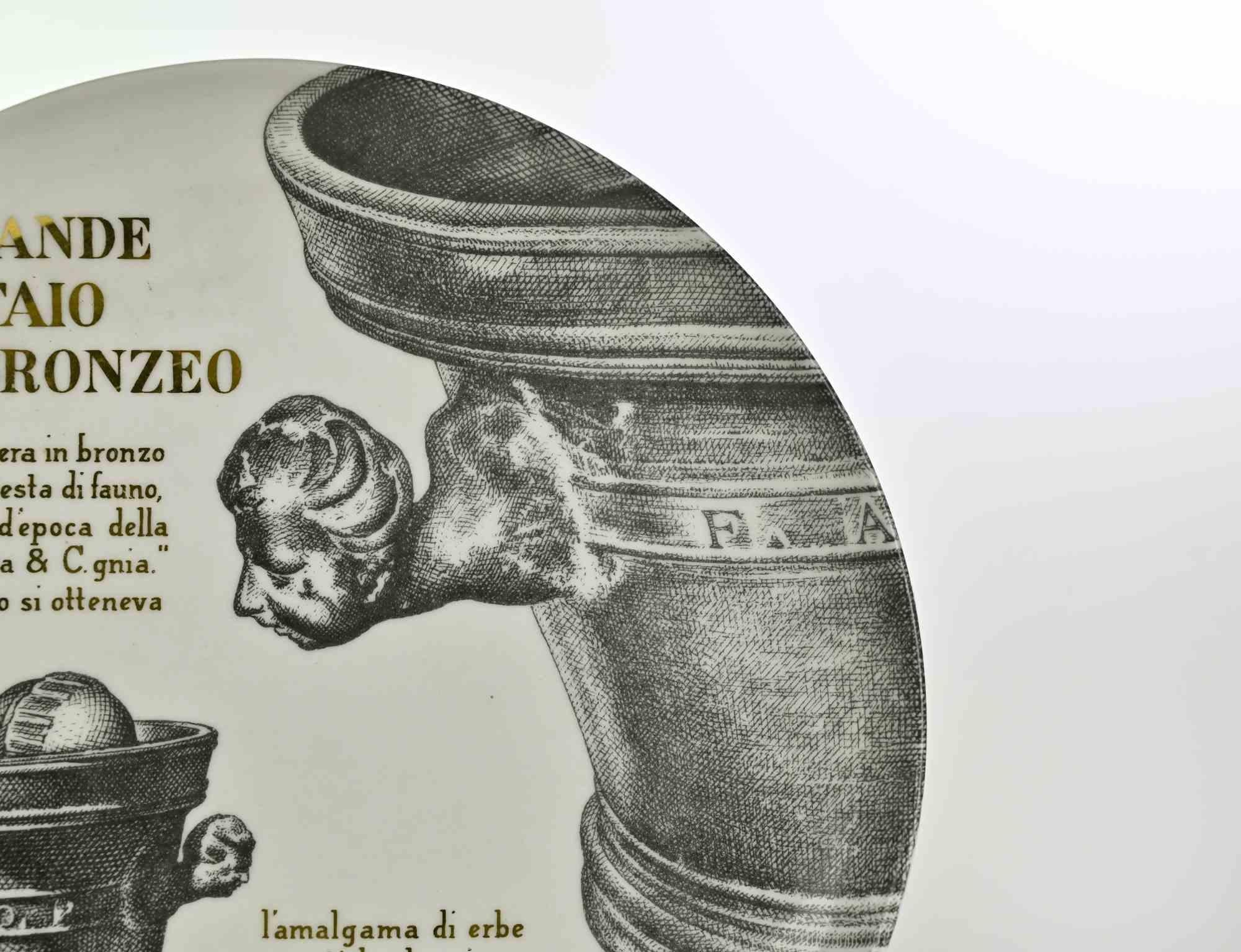 Grande Mortaio Bronzeo es un elegante plato de porcelana serigrafiada, diseñado por Piero Fornasetti para Martini & Rossi en la década de 1960 .

En excelente estado. 

Plato de pared Fornasetti de cerámica blanca y negra, finamente decorado con la