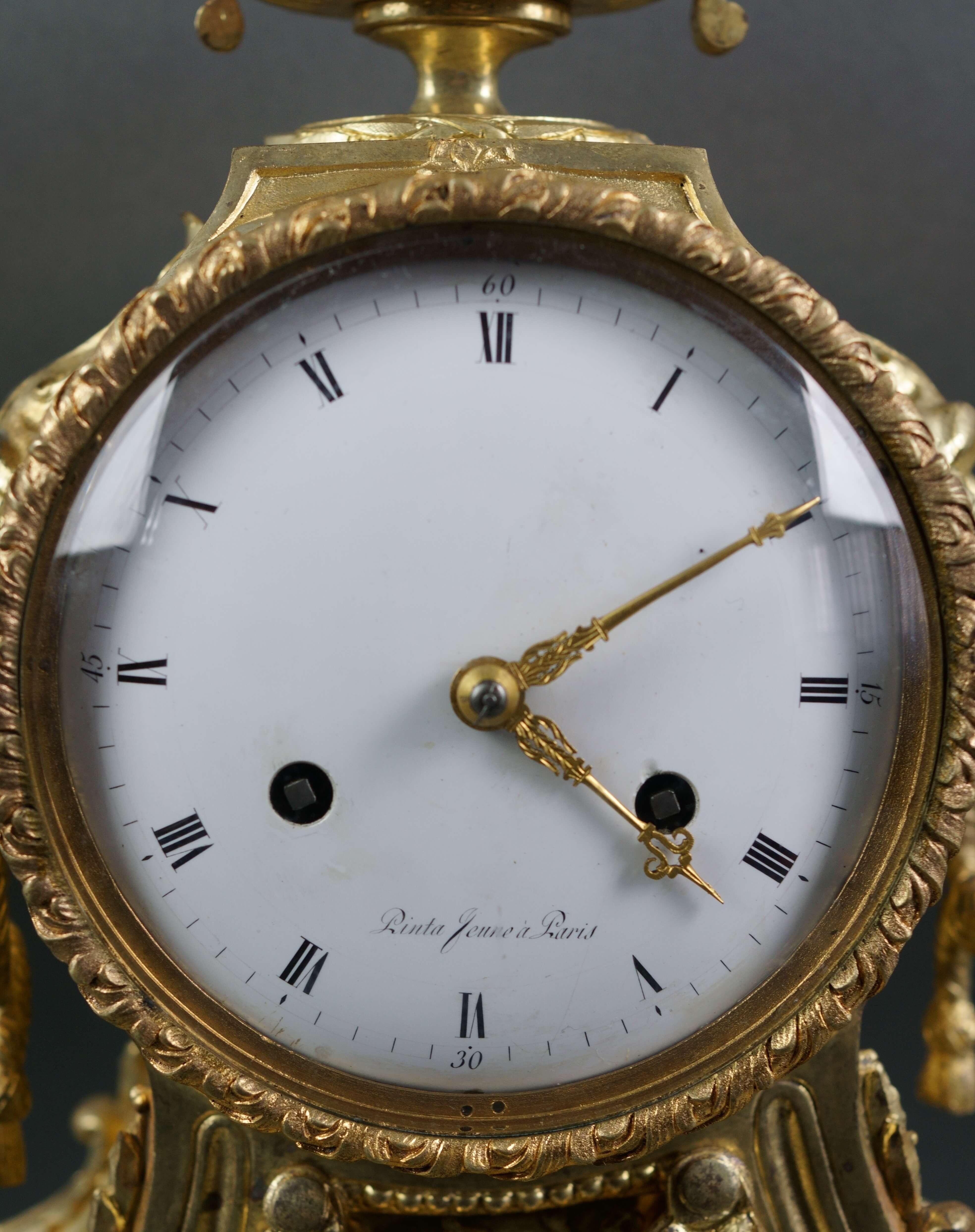 Splendido e imponente orologio neoclassico del periodo Luigi XVI, Francia, fine del XVIII secolo.
La cassa è in bronzo riccamente cesellato e dorato all'ormolu, poggiante su un basamento in marmo nero. 
Il grande meccanismo è inserito tra due teste