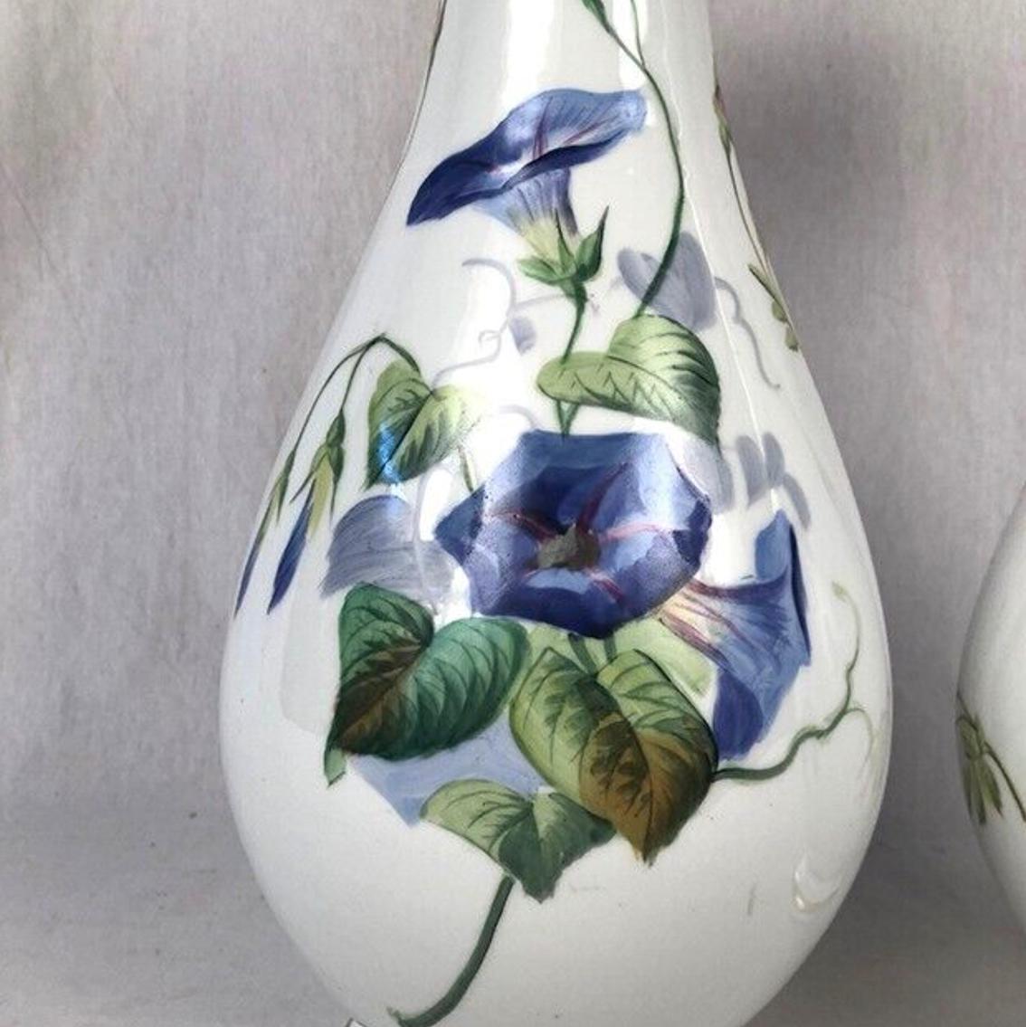Grande paire de vases en porcelaine à décor de fleurs For Sale 2