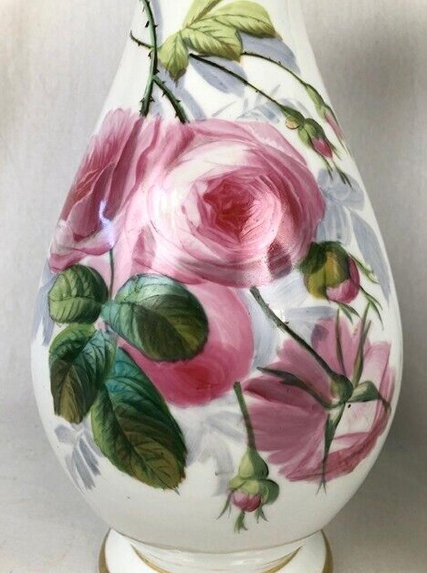 Grande paire de vases en porcelaine à décor de fleurs
Roses et volubilis.
Défaut de cuisson (cols gondolés) et un fêle (voir photo)
Hauteur : 42 cm