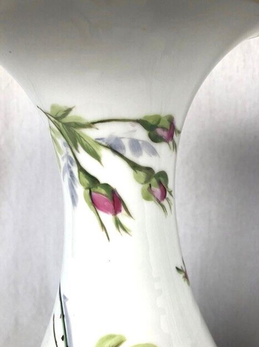 French Grande paire de vases en porcelaine à décor de fleurs For Sale