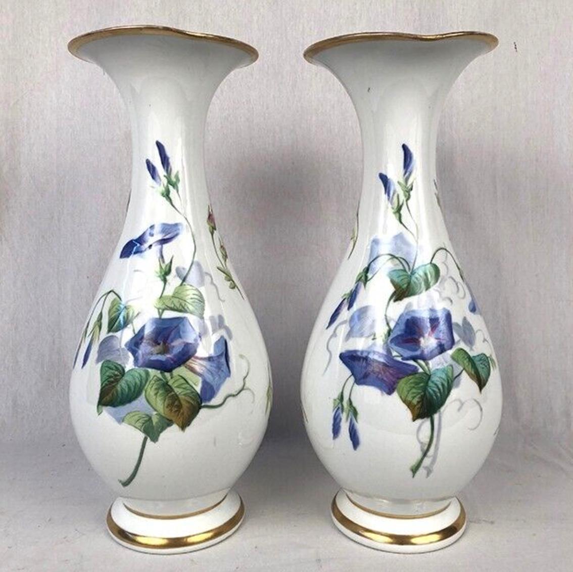 Porcelain Grande paire de vases en porcelaine à décor de fleurs For Sale