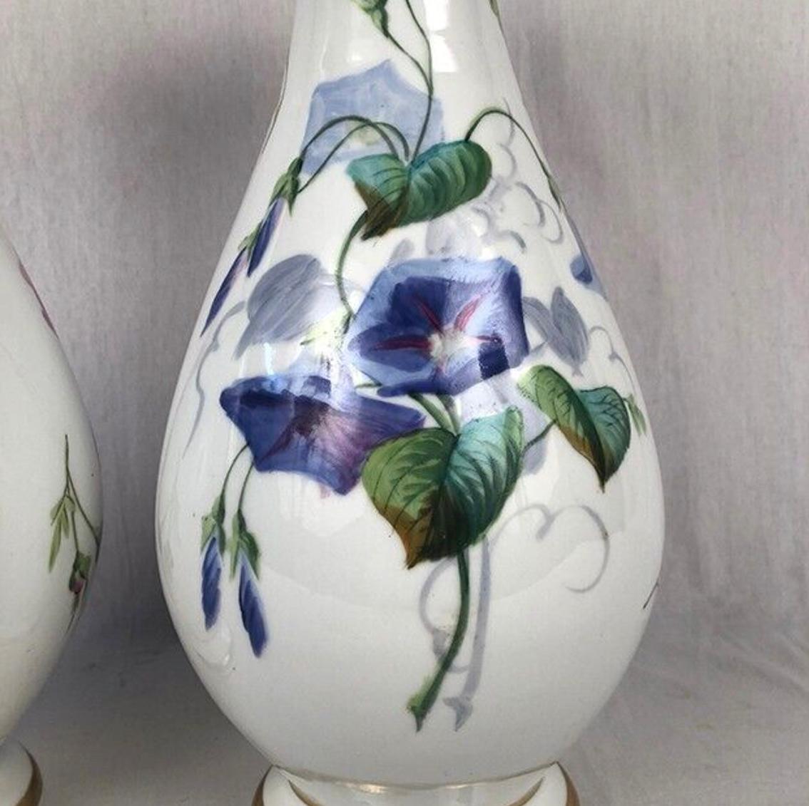 Grande paire de vases en porcelaine à décor de fleurs For Sale 1