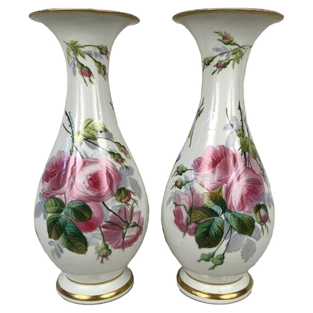 Grande paire de vases en porcelaine à décor de fleurs