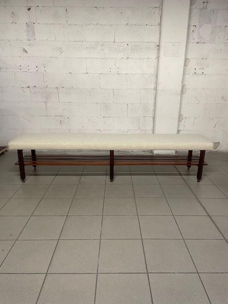 Grande panca anni '60 in legno di teak, puntalini in ottone e nuovo rivestimento in tessuto anti-macchia e lavabile.

Elegante, sobria e perfetta, in quanto oggetto di completo restauro.

Adatta per essere collocata in un ingresso o in un corridoio.
