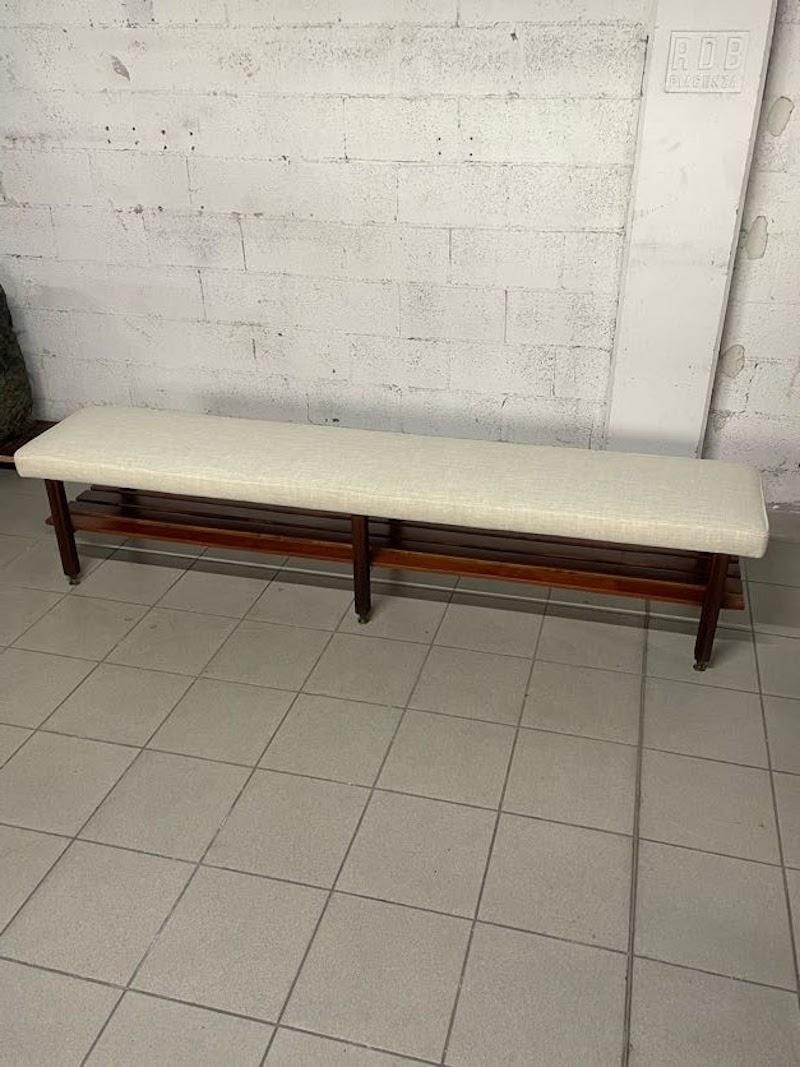 Mid-Century moderno Grande panca anni '60 in teak e tessuto in vendita