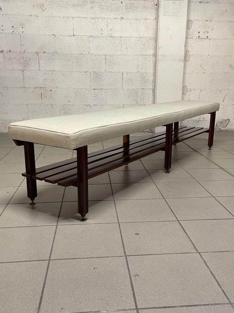 Ottone Grande panca anni '60 in teak e tessuto in vendita